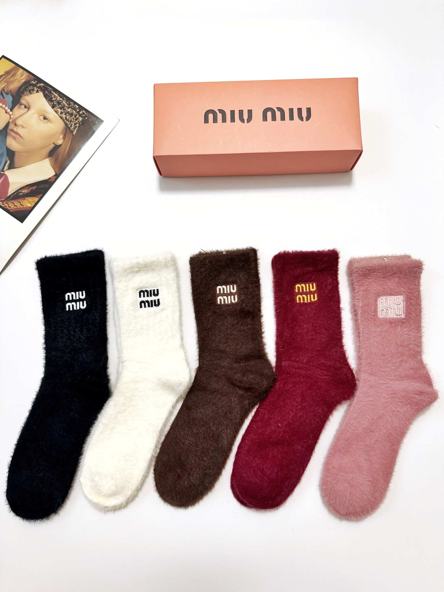 配包装🌟【一盒5 双】🌟缪缪 miumiu欧美大牌 经典字母 logo 水貂绒中筒袜 ！超级软糯亲肤！🌟