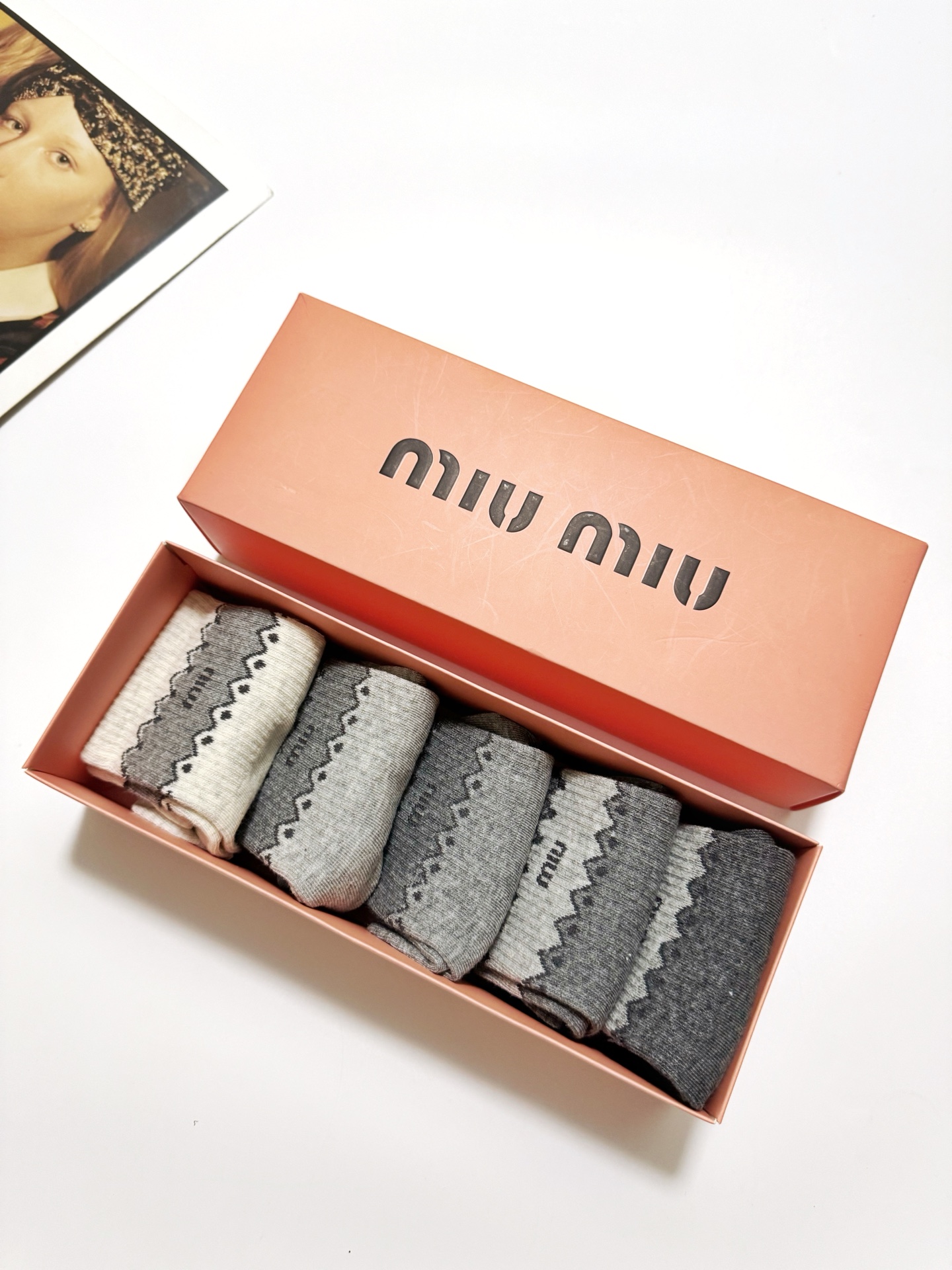 配包装🌟【一盒5 双】🌟缪缪 miumiu 经典字母 logo纯棉 中筒袜 ！超级软糯亲肤！🌟ins爆款