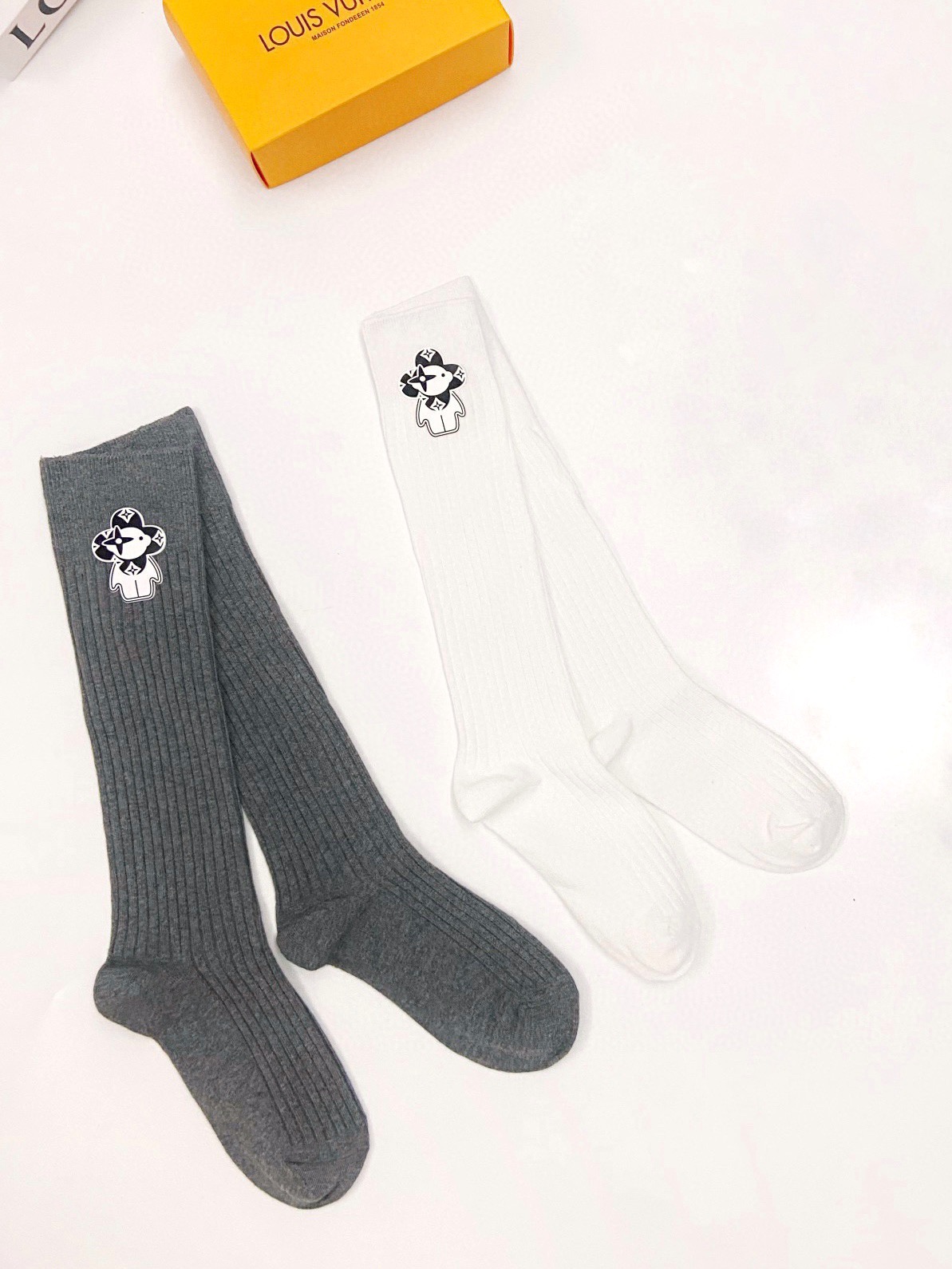 配包装🌟【一盒一双】🌟LV 路易威登 经典字母logo纯棉长筒袜 小腿袜🌟重工装饰个性时尚🌟ins爆款！
