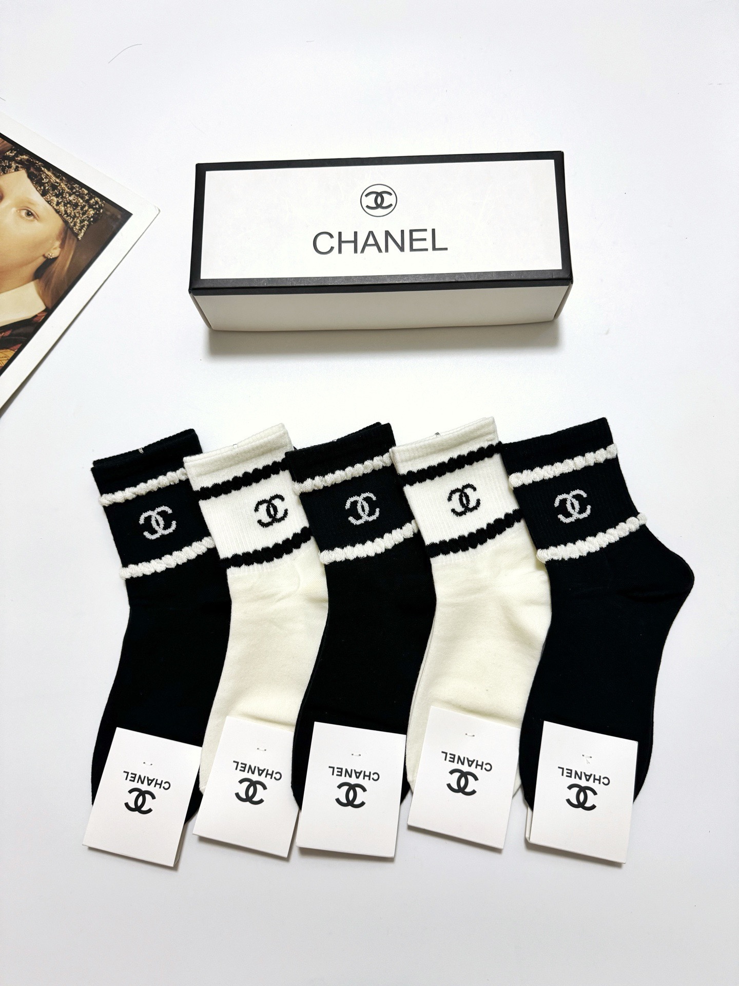 配包装🌟【一盒5 双】 🌟Chanel 香奈儿 经典字母logo 纯棉中筒袜 ，ins超火爆短袜，纯棉面