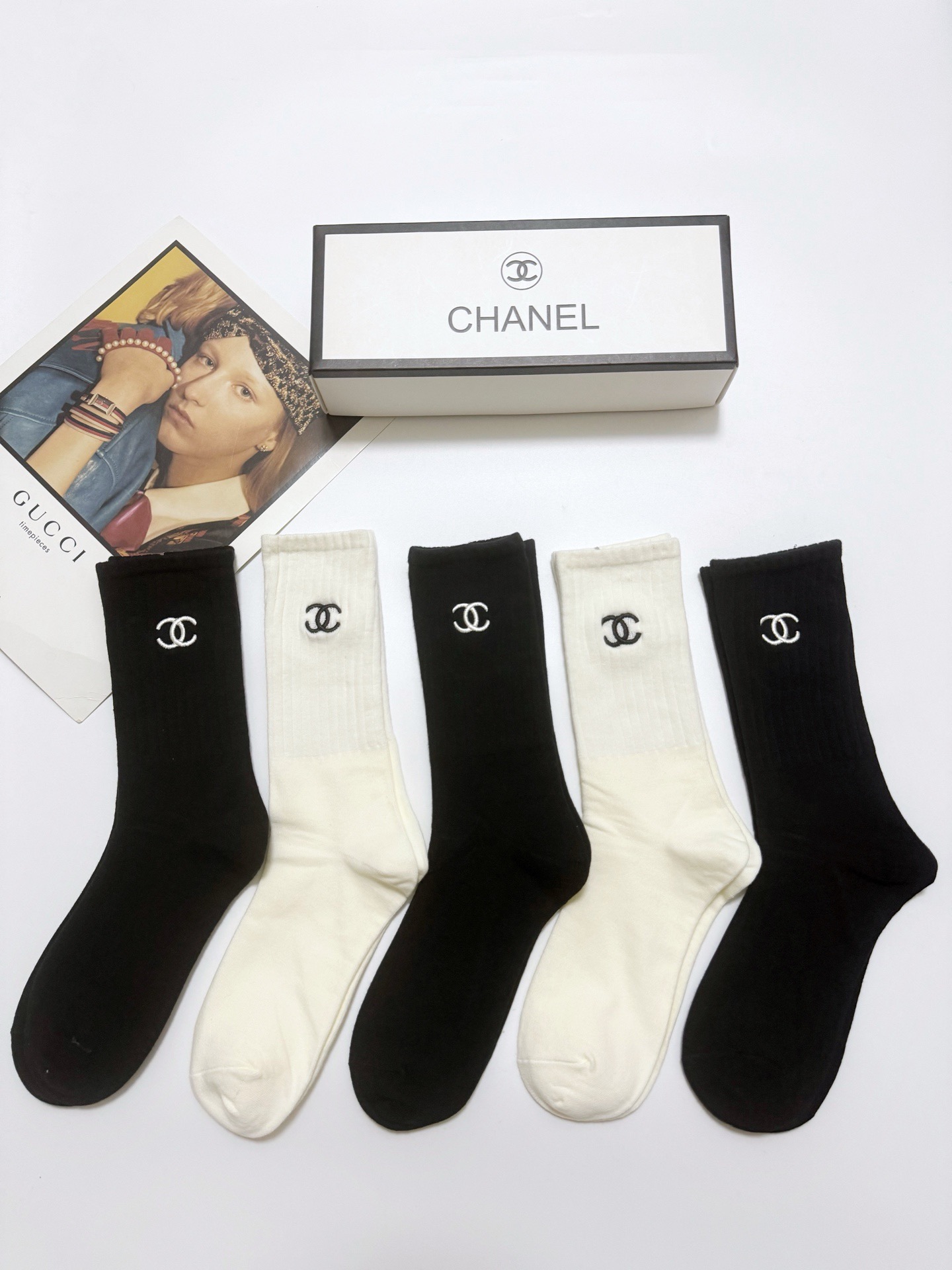 配包装🌟【一盒5 双】 🌟Chanel 香奈儿 经典刺绣字母logo 纯棉中筒袜 ，ins超火爆小腿袜，