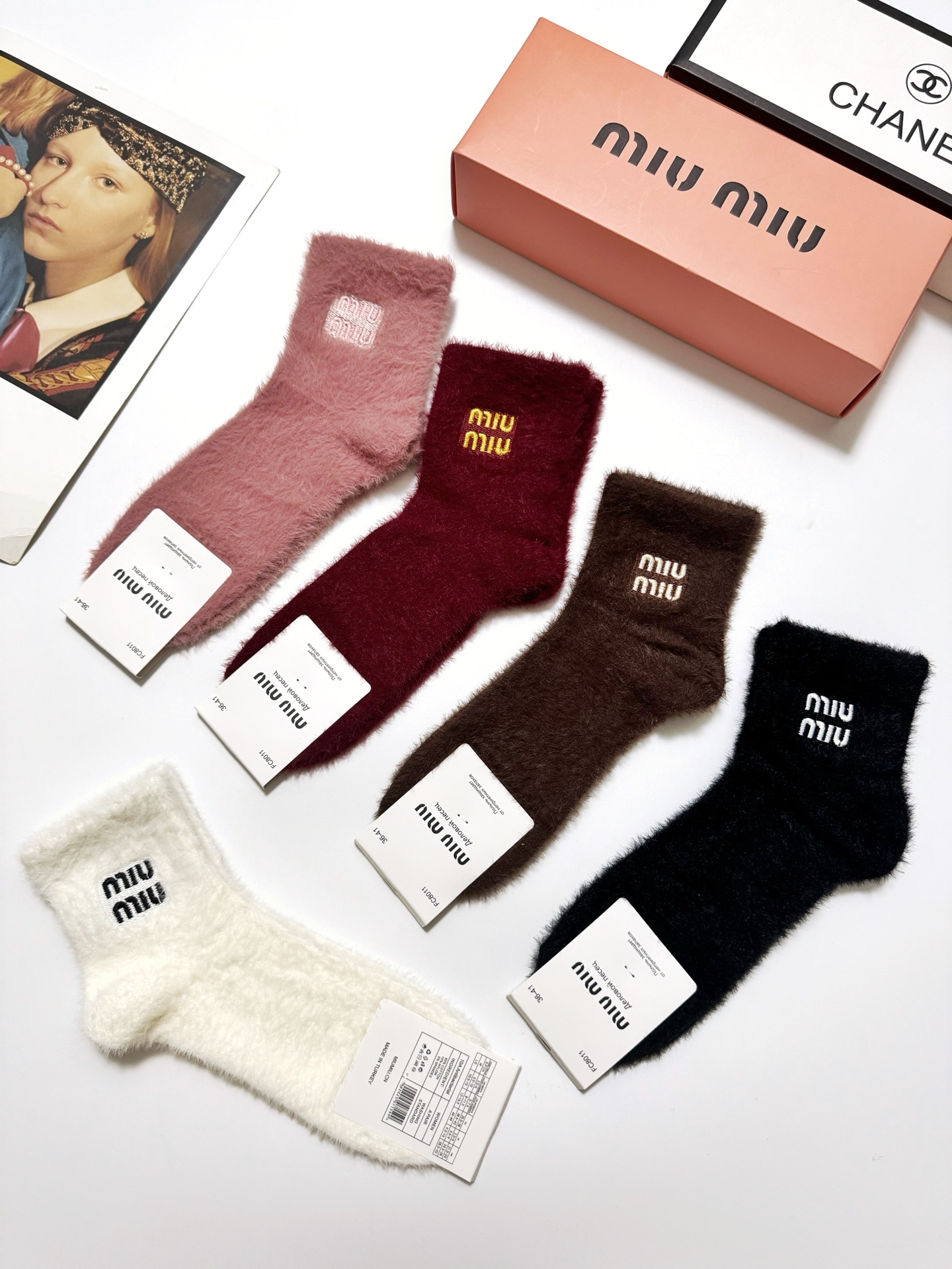 配包装🌟【一盒5 双】🌟缪缪 miumiu欧美大牌 经典字母 logo 水貂绒短筒袜 ！超级软糯亲肤！🌟
