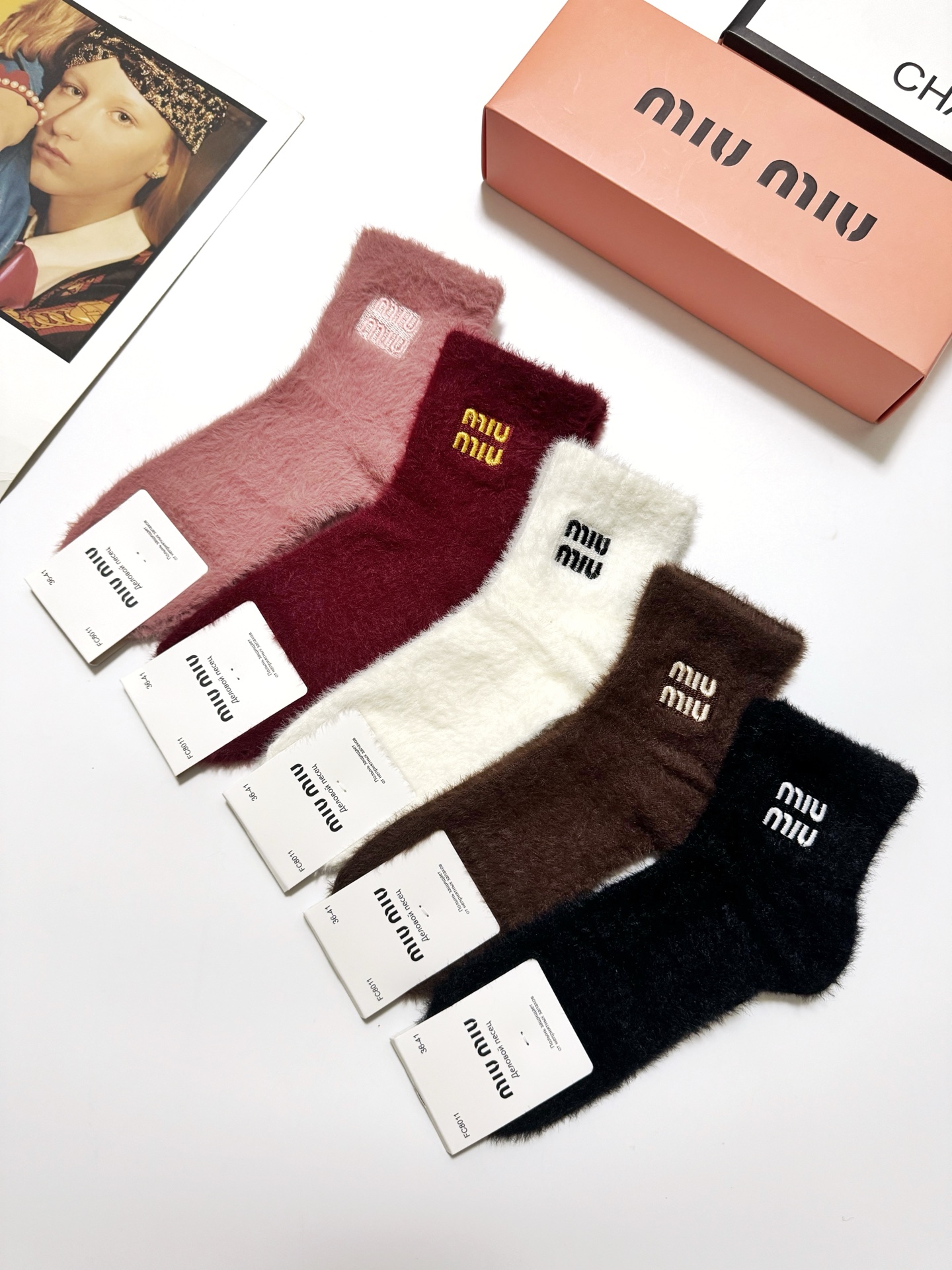 配包装🌟【一盒5 双】🌟缪缪 miumiu欧美大牌 经典字母 logo 水貂绒短筒袜 ！超级软糯亲肤！🌟
