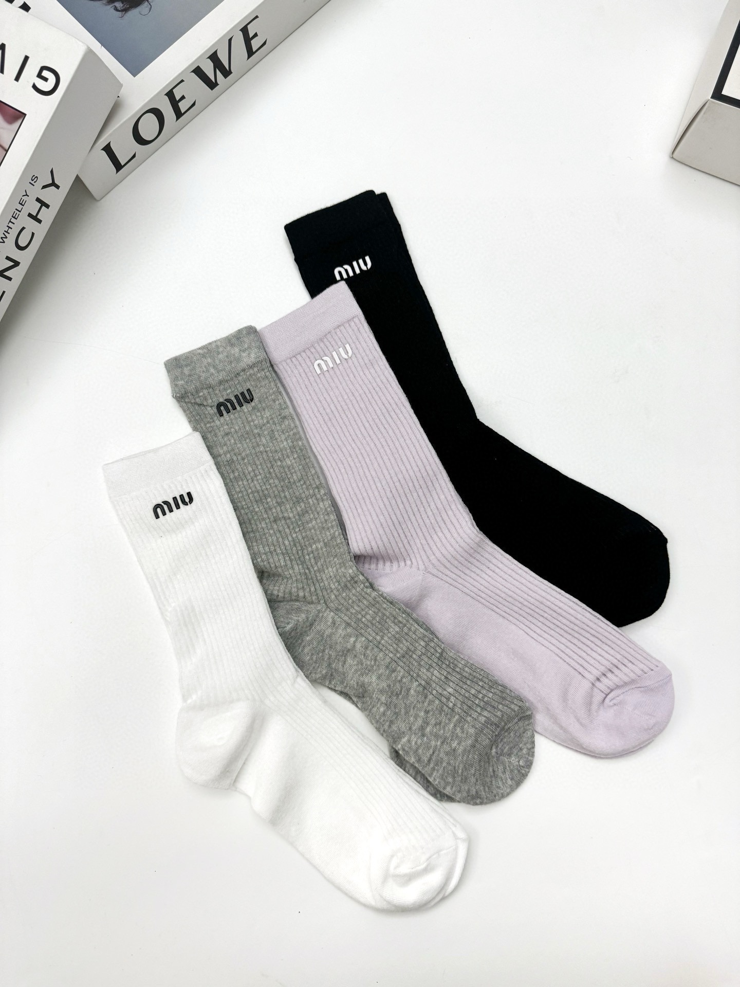 （爆款回货） 配包装🌟【一盒4 双】🌟缪缪 miumiu 经典字母logo 超薄无骨中筒袜，纯棉 条纹小