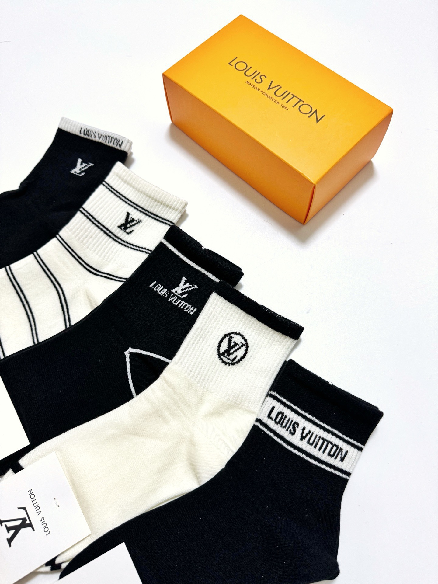 配包装🌟【一盒5 双】 🌟LV 路易威登 经典字母logo ins超火爆中筒袜，纯棉面料，潮人必备 ，经