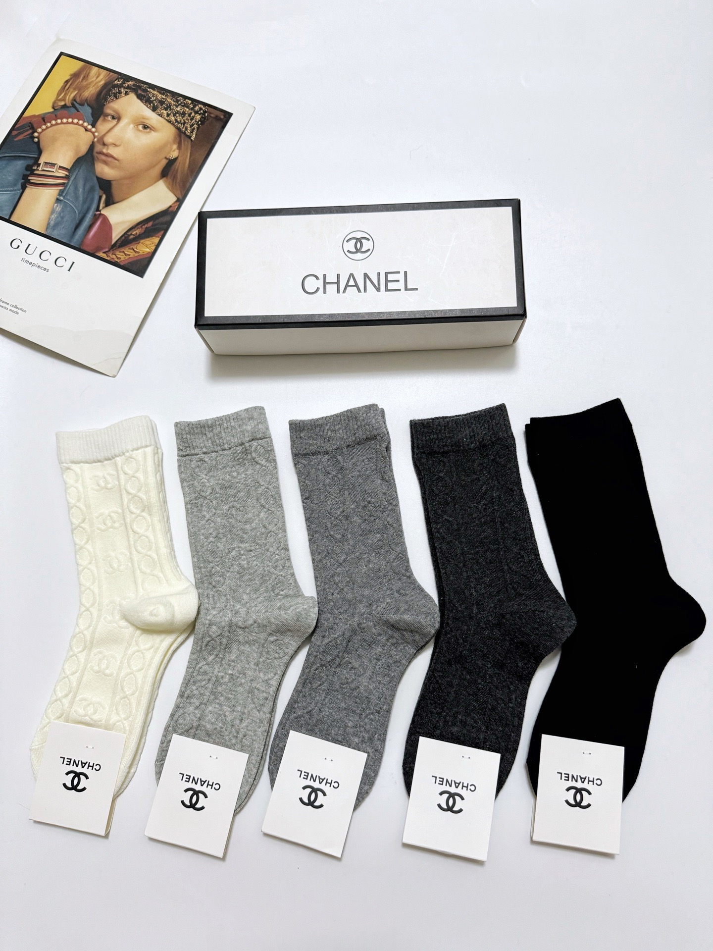 配包装🌟【一盒5双】 🌟Chanel 香奈儿 经典浮雕 字母logo 纯棉中筒袜 ，ins超火爆短袜，纯