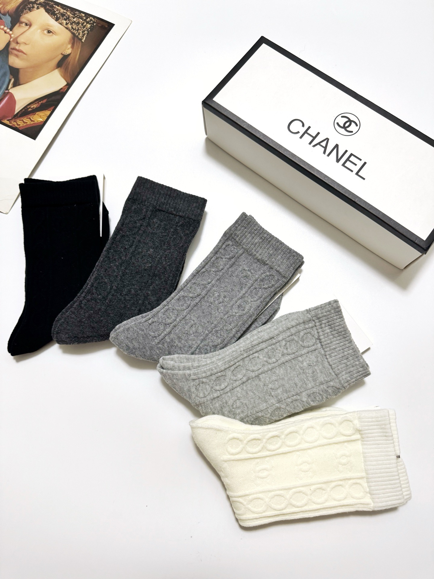 配包装🌟【一盒5双】 🌟Chanel 香奈儿 经典浮雕 字母logo 纯棉中筒袜 ，ins超火爆短袜，纯