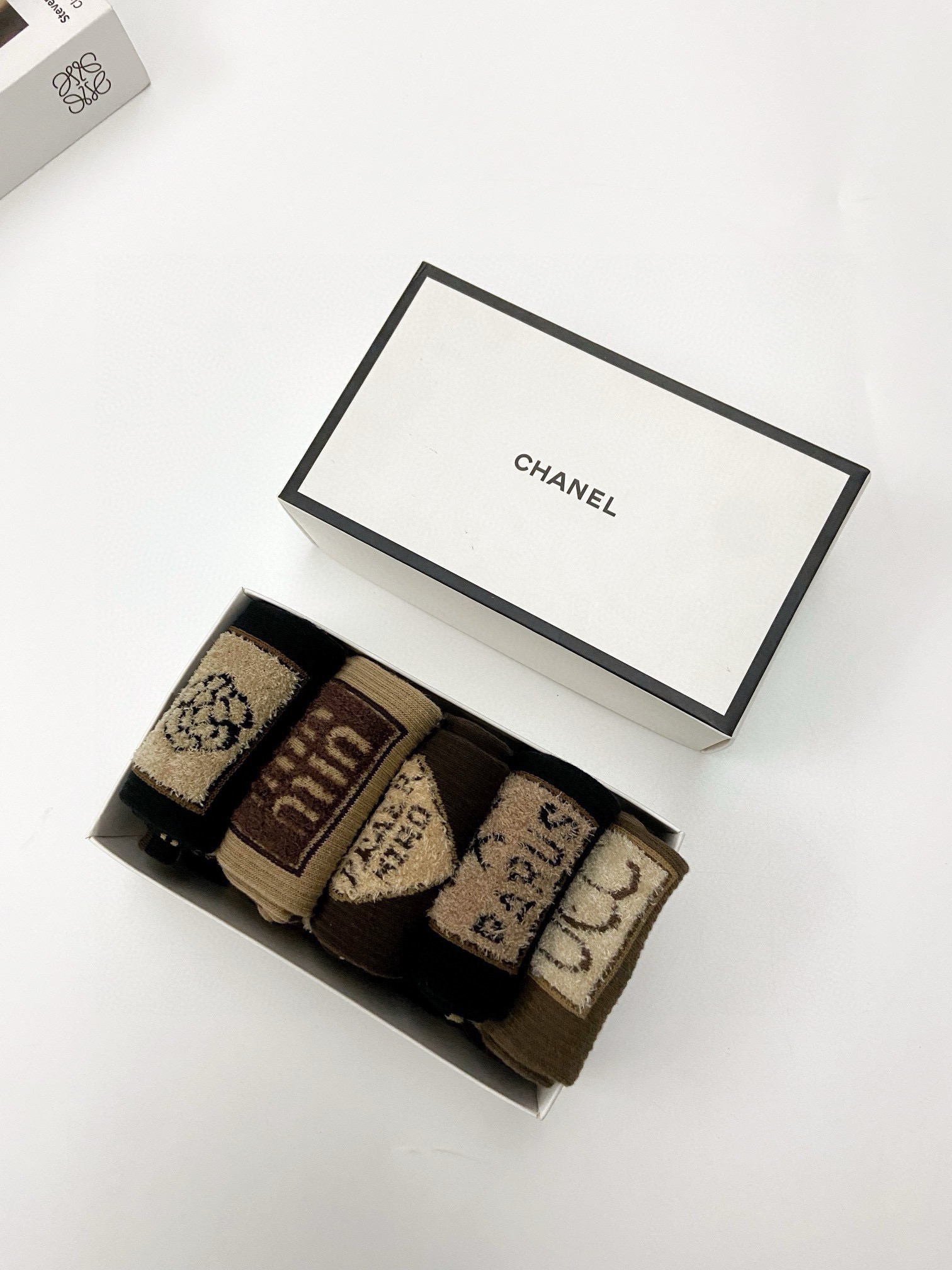 配包装🌟【一盒5双】🌟Chanel 香奈儿 欧美大牌爆款字母logo 中筒袜🔥专柜同步发售ing ，巨多
