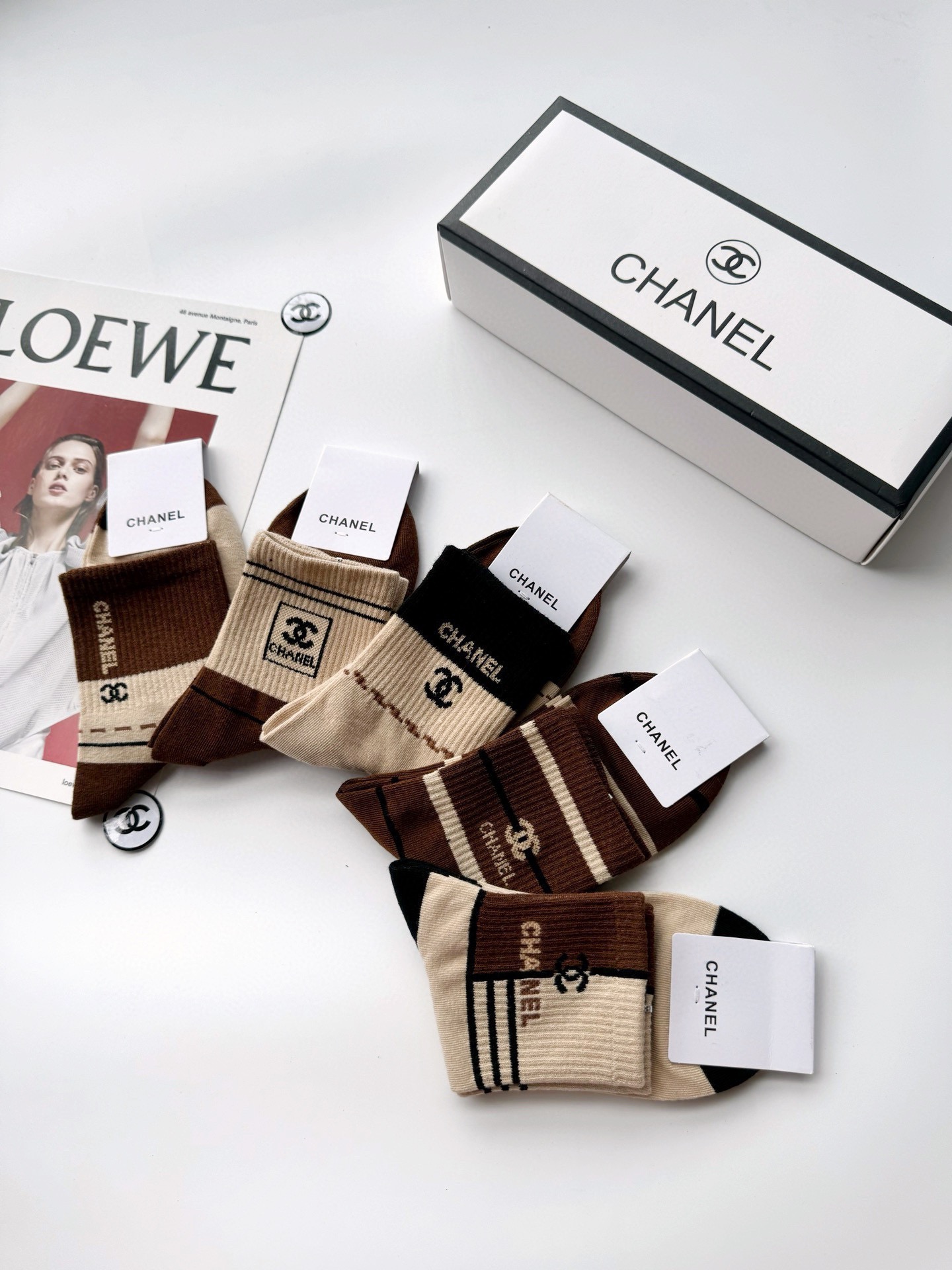 配包装🌟【一盒5 双】 🌟Chanel 香奈儿 经典字母logo 纯棉中筒袜 ，ins超火爆短袜，纯棉面