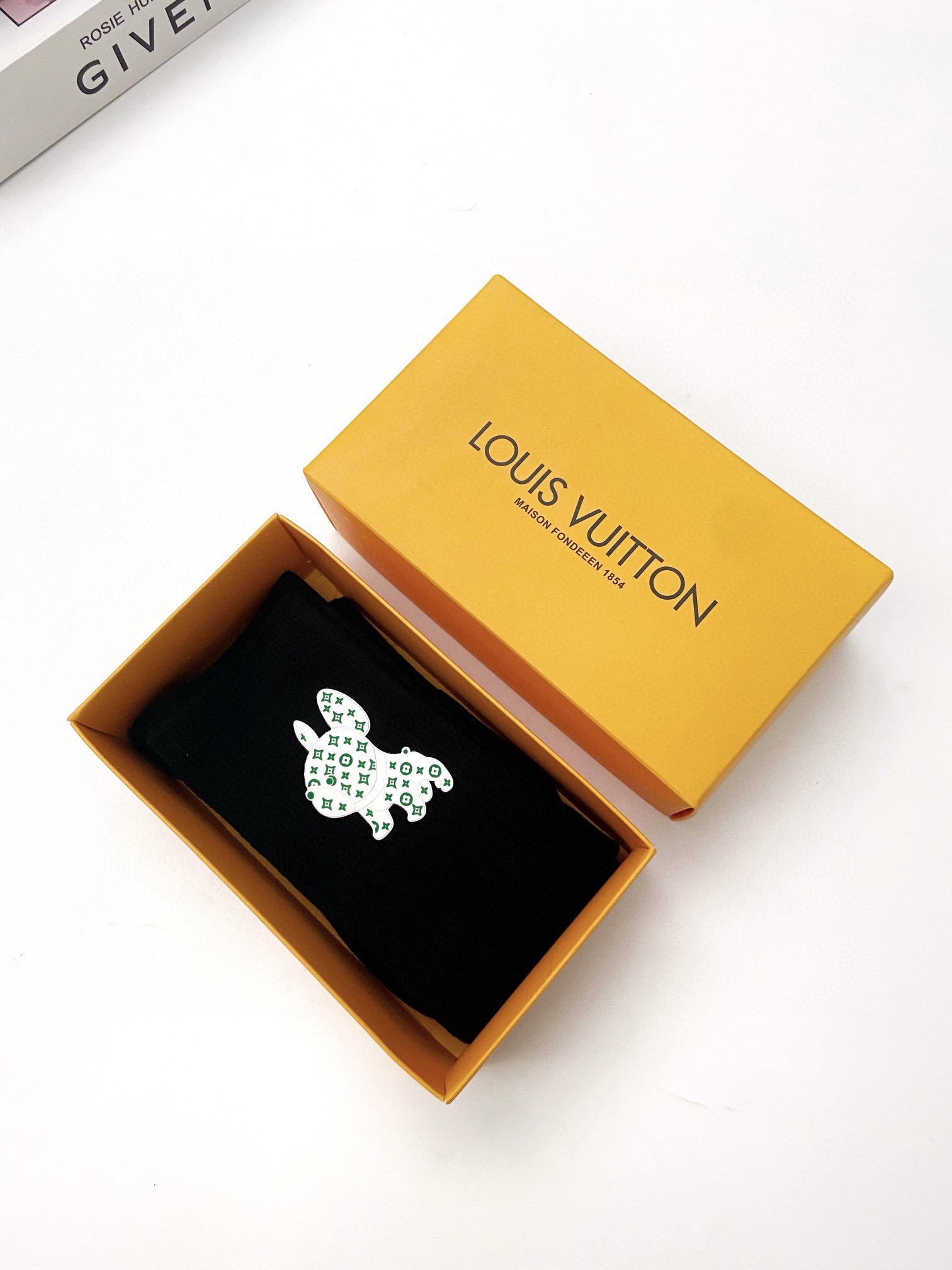 配包装🌟【一盒一双】🌟LV 路易威登 经典字母logo纯棉长筒袜 小腿袜🌟重工装饰个性时尚🌟ins爆款！