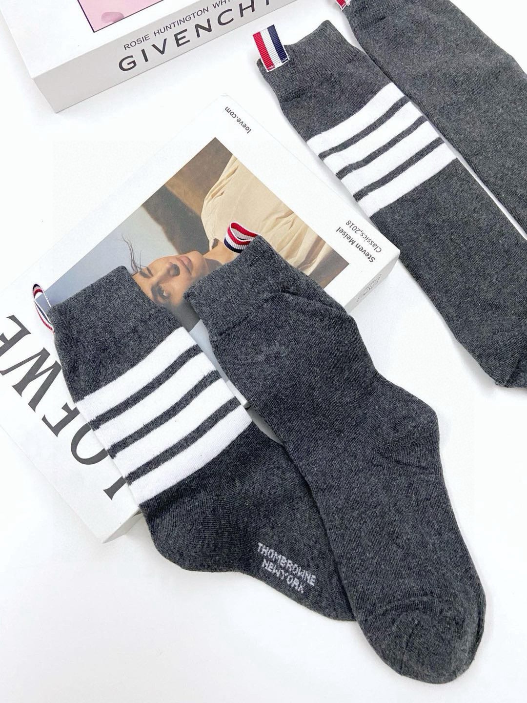 配原版盒🌟【一盒2 双】🌟THOM BROWNE · 桑姆 布朗尼❗🌟超级爆款！网红小腿袜，中筒袜+长筒