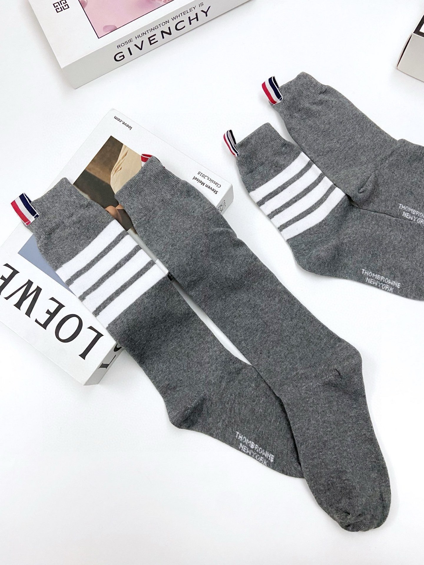 配原版盒🌟【一盒2 双】🌟THOM BROWNE · 桑姆 布朗尼❗🌟超级爆款!网红小腿袜,中筒袜+长筒