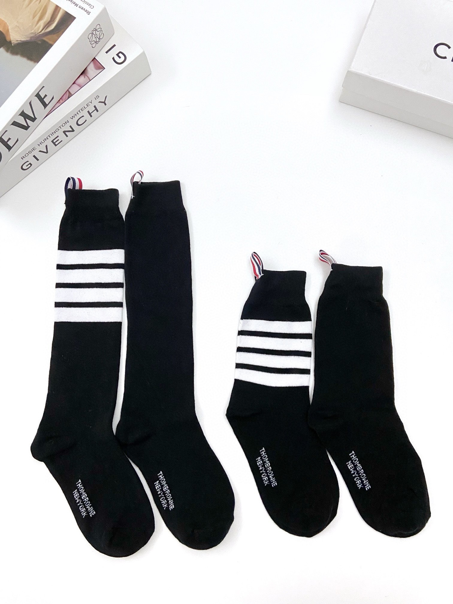 配原版盒🌟【一盒2 双】🌟THOM BROWNE · 桑姆 布朗尼❗🌟超级爆款!网红小腿袜,中筒袜+长筒