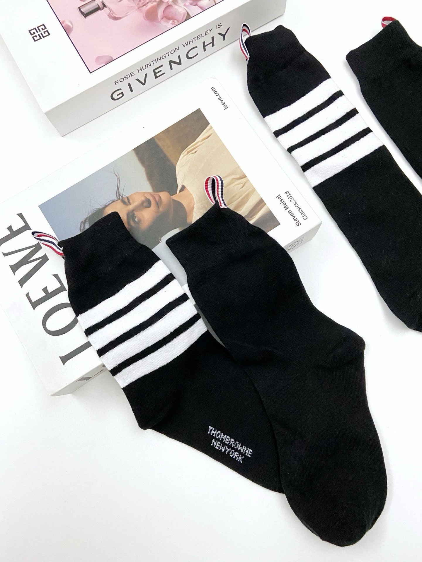 配原版盒🌟【一盒2 双】🌟THOM BROWNE · 桑姆 布朗尼❗🌟超级爆款!网红小腿袜,中筒袜+长筒