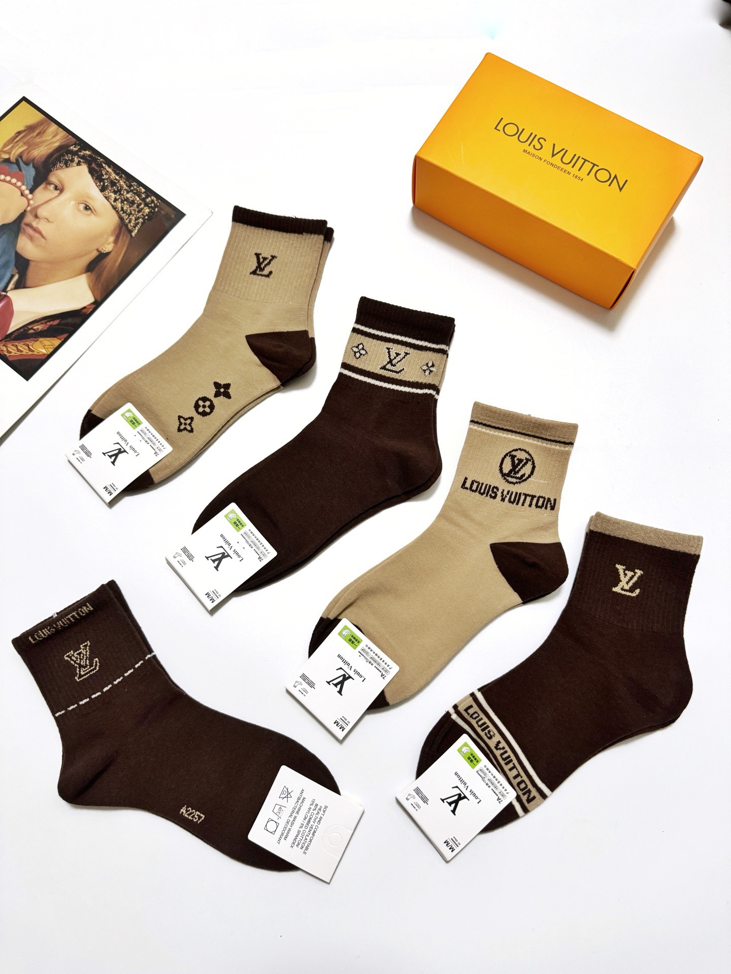 配包装🌟【一盒5双】 🌟LV 路易威登 经典字母logo 纯棉中筒袜 ，ins超火爆短袜，纯棉面料，潮人