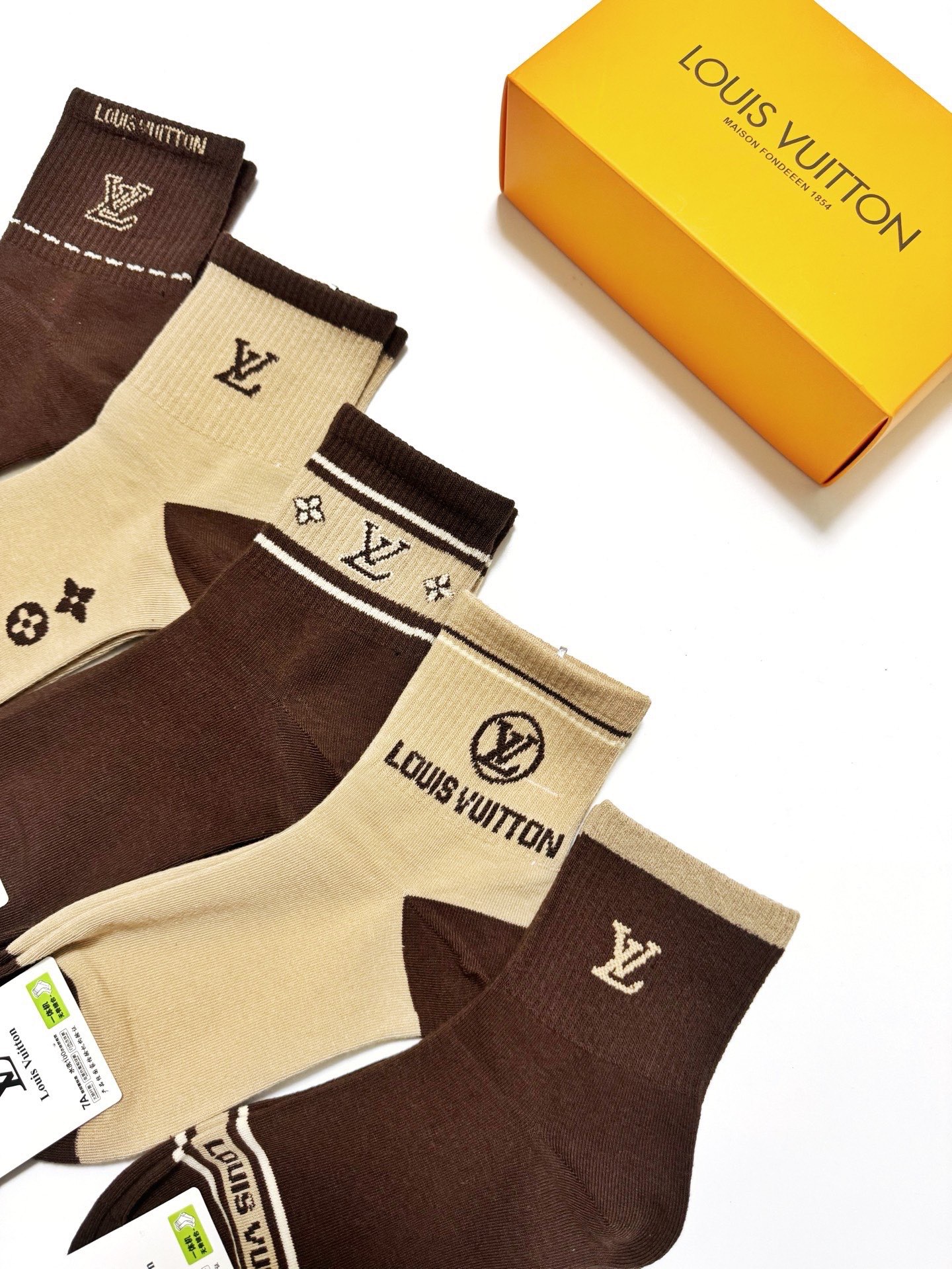 配包装🌟【一盒5双】 🌟LV 路易威登 经典字母logo 纯棉中筒袜 ，ins超火爆短袜，纯棉面料，潮人