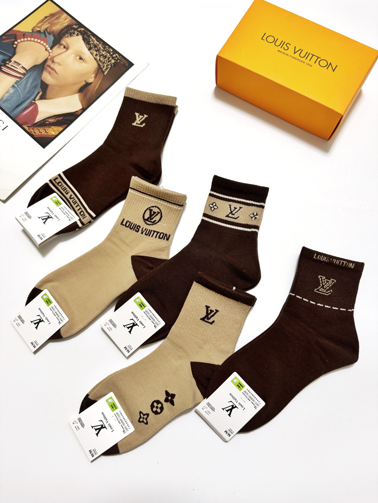 配包装🌟【一盒5双】 🌟LV 路易威登 经典字母logo 纯棉中筒袜 ，ins超火爆短袜，纯棉面料，潮人