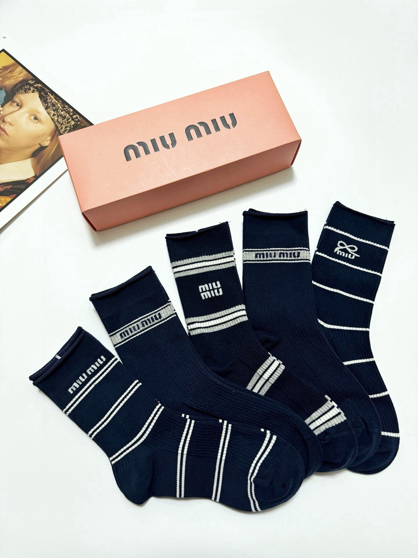 配包装🌟【一盒5 双】🌟缪缪 miumiu 经典刺绣字母logo 混纺中筒袜 ，重工刺绣 工艺，ins超