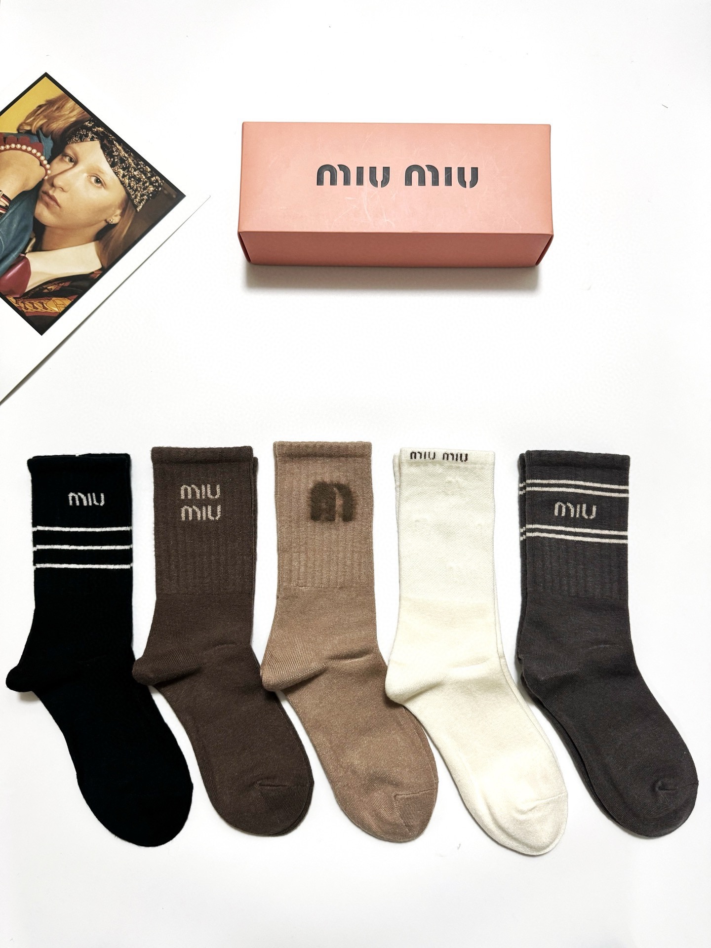 配包装🌟【一盒5 双】 🌟缪缪miumiu 经典双C 字母logo 羊绒混纺 中筒袜 ，ins超火爆配色