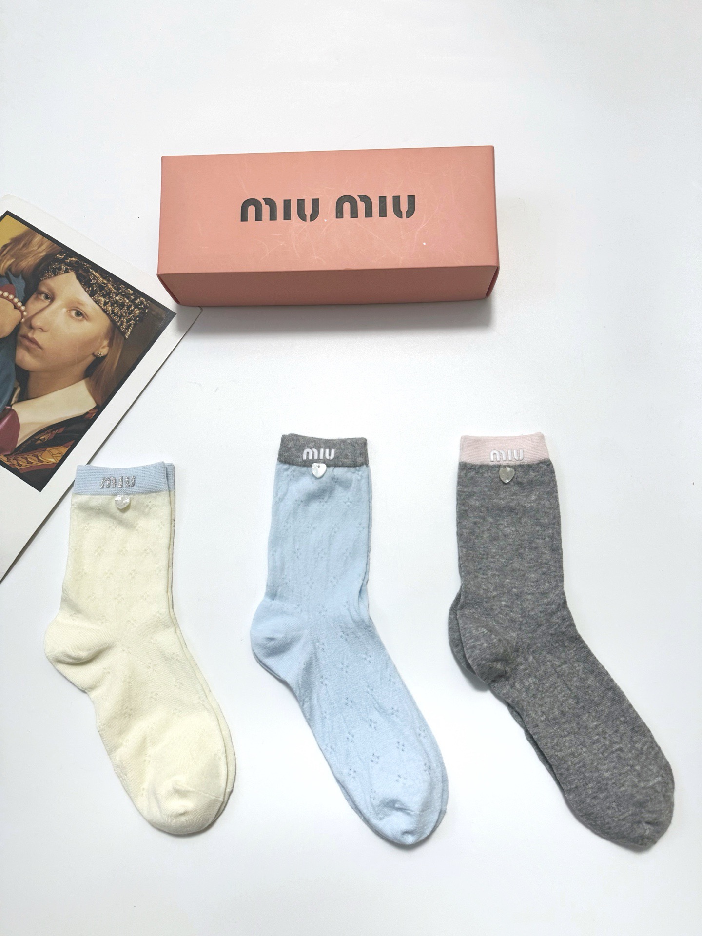 配包装🌟【一盒3双】 🌟缪缪 miumiu 经典字母logo 纯棉中筒袜 ，ins超火爆薄款空调袜，纯棉