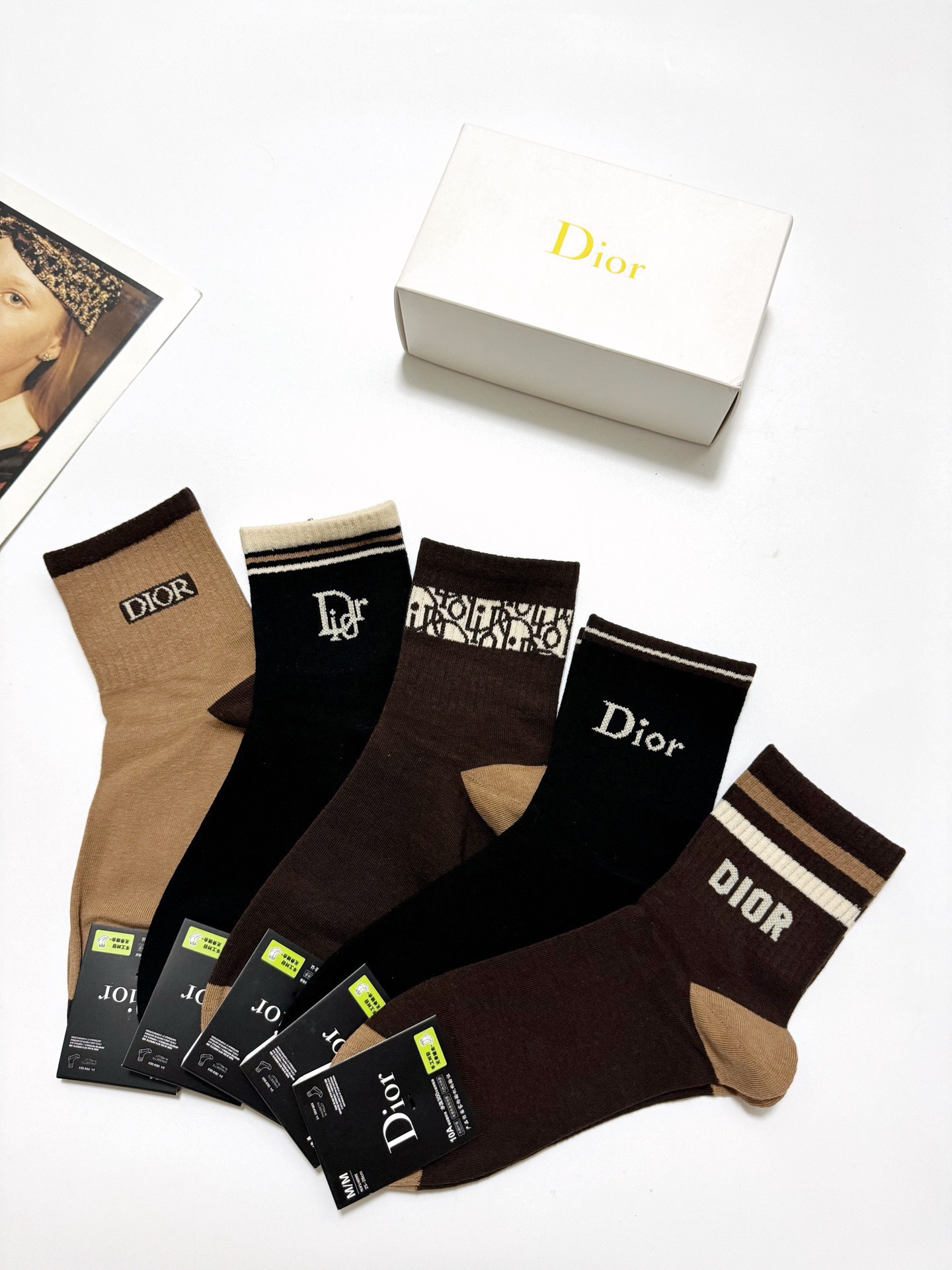 配包装🌟【一盒5 双】 🌟Dior 迪奥 经典字母logo 纯棉中筒袜 ，ins超火爆短袜，纯棉面料，潮