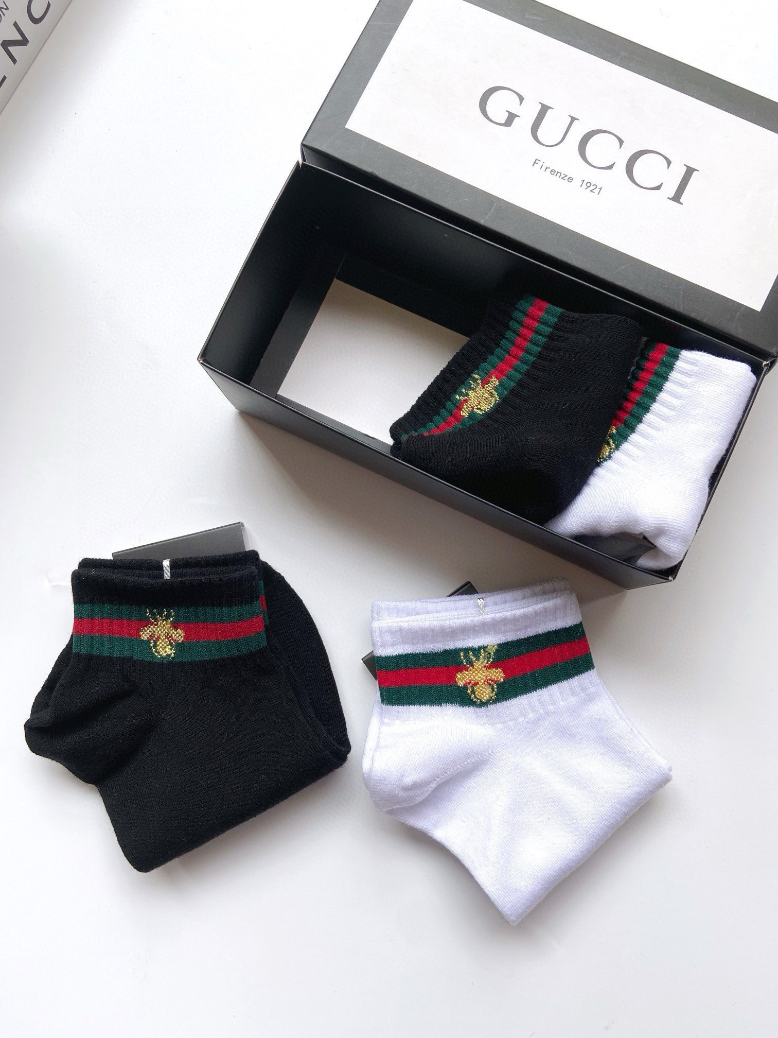 配包装🌟【一盒4 双】男士福利 🌟Gucci 古琦 经典小蜜蜂logo 纯棉船袜 ，ins超火爆短袜，纯