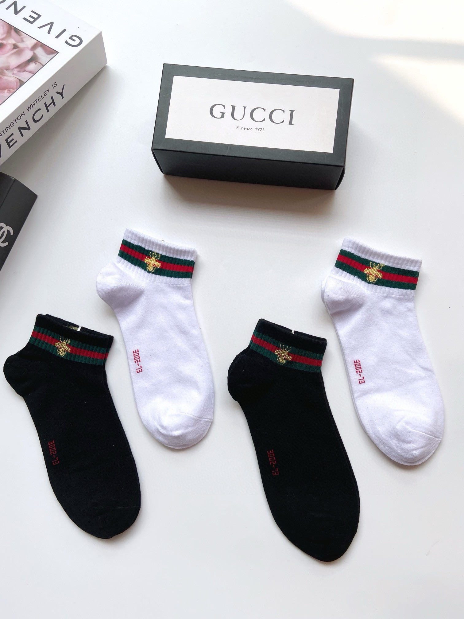 配包装🌟【一盒4 双】男士福利 🌟Gucci 古琦 经典小蜜蜂logo 纯棉船袜 ，ins超火爆短袜，纯
