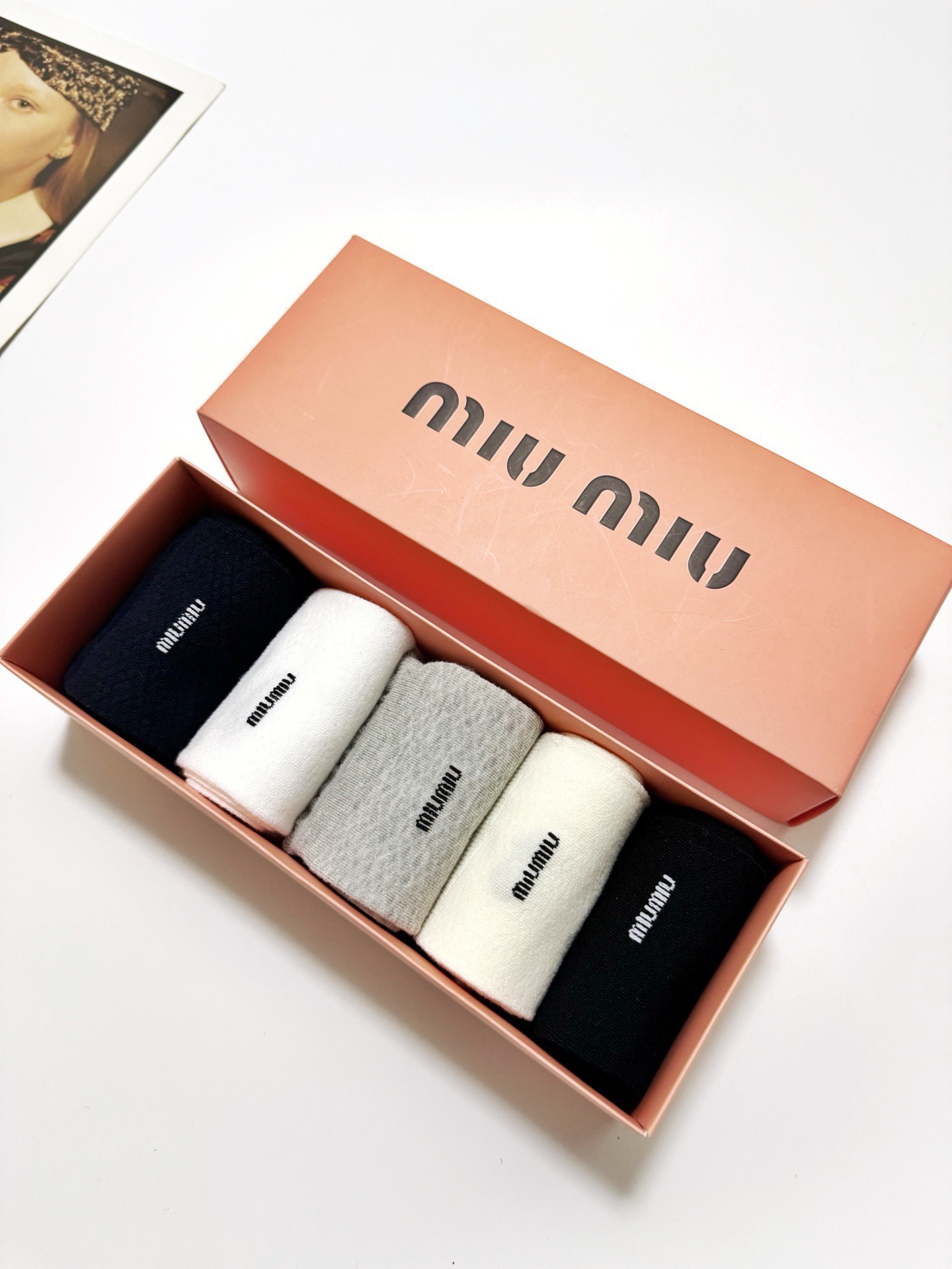 配包装🌟【一盒5双】🌟缪缪 miumiu 经典字母logo 透气纯棉中筒直板袜 ，ins超火爆红人同款，