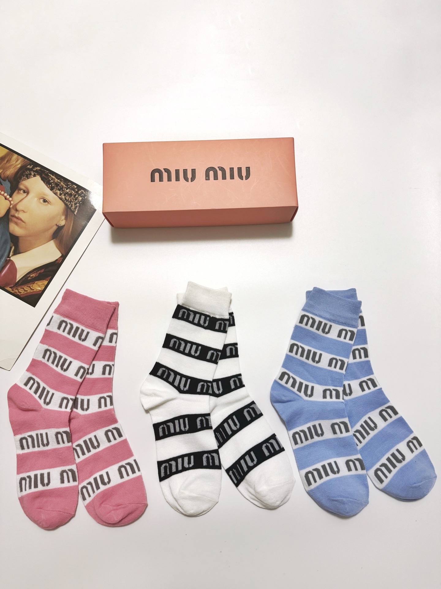 配包装🌟【一盒3 双】🌟缪缪 miumiu 经典字母 logo纯棉 中筒袜 ！超级软糯亲肤！🌟ins爆款