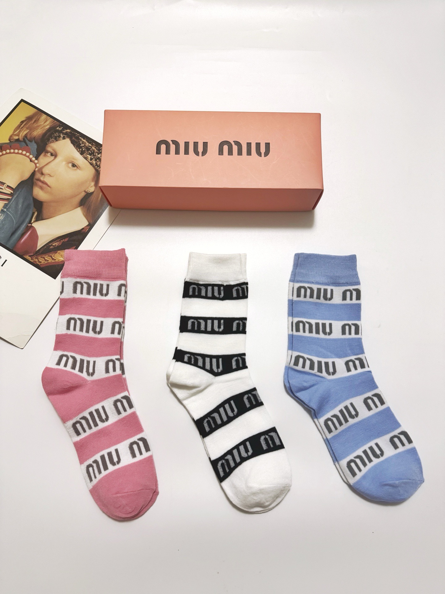 配包装🌟【一盒3 双】🌟缪缪 miumiu 经典字母 logo纯棉 中筒袜 ！超级软糯亲肤！🌟ins爆款