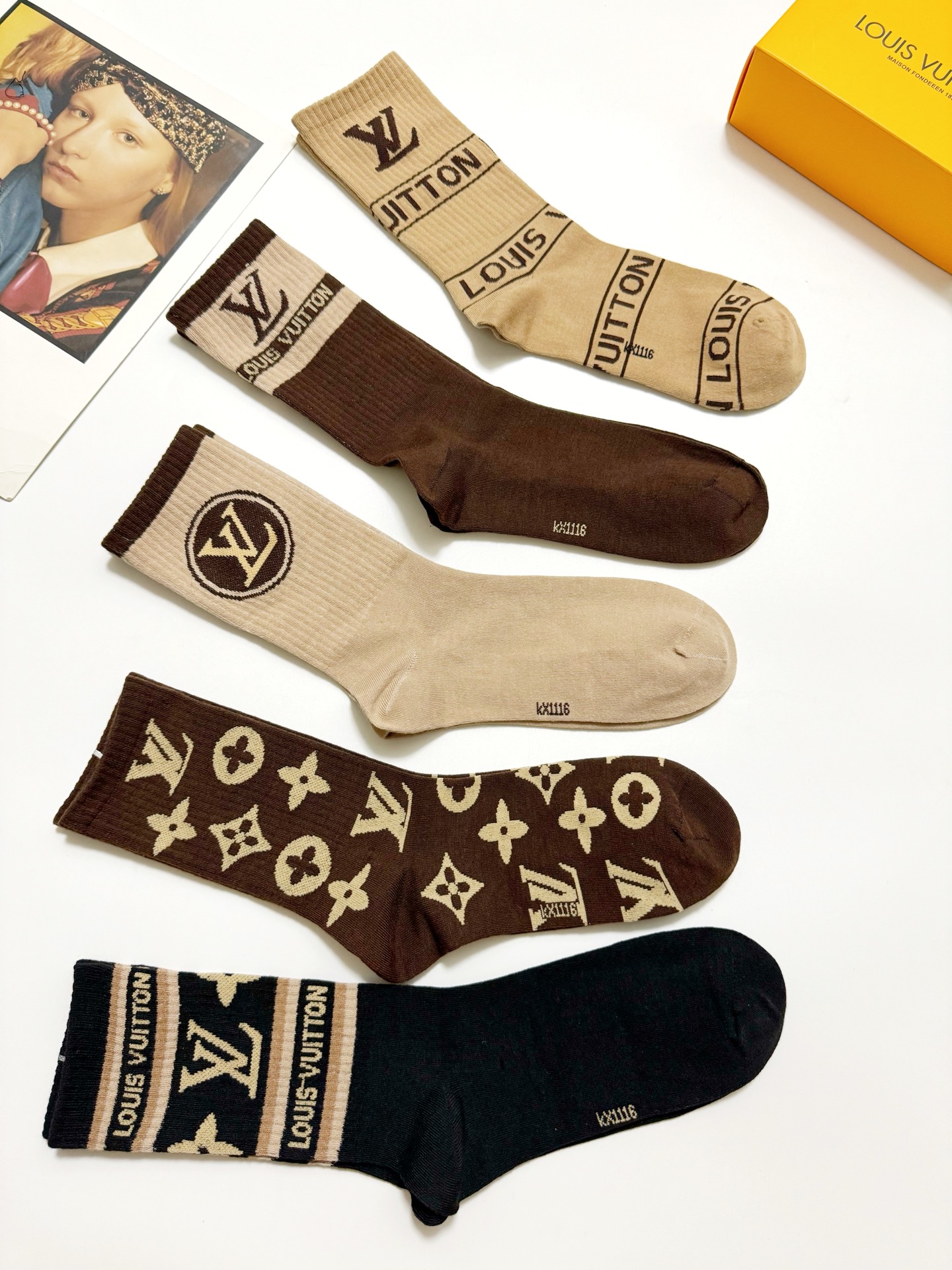 配包装🌟【一盒5 双】 🌟LV 路易威登 经典字母logo ins超火爆中筒袜，纯棉面料，潮人必备 ，经