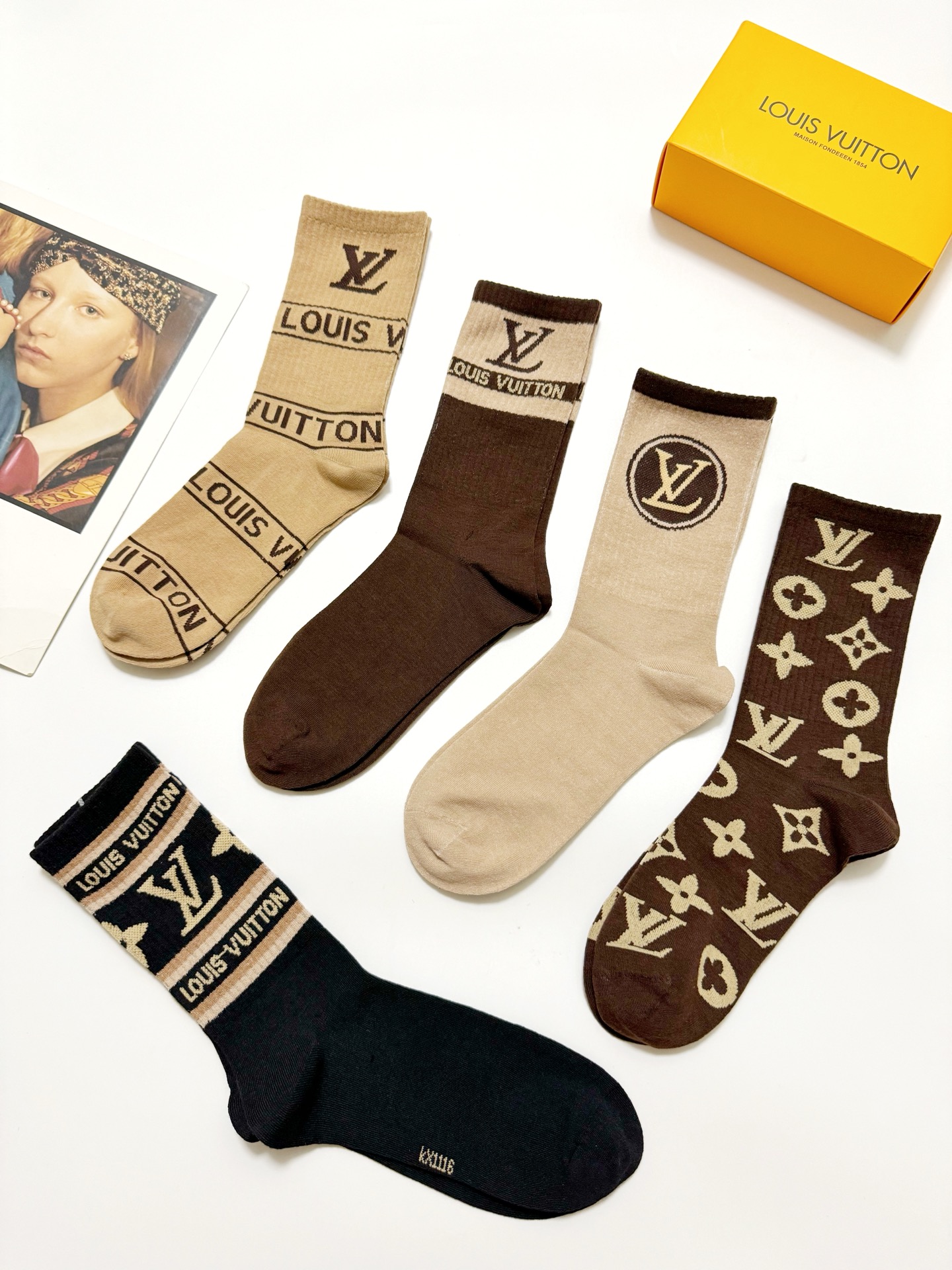 配包装🌟【一盒5 双】 🌟LV 路易威登 经典字母logo ins超火爆中筒袜，纯棉面料，潮人必备 ，经