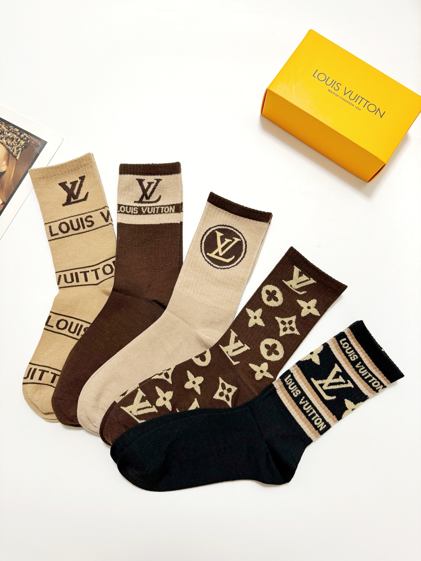 配包装🌟【一盒5 双】 🌟LV 路易威登 经典字母logo ins超火爆中筒袜，纯棉面料，潮人必备 ，经