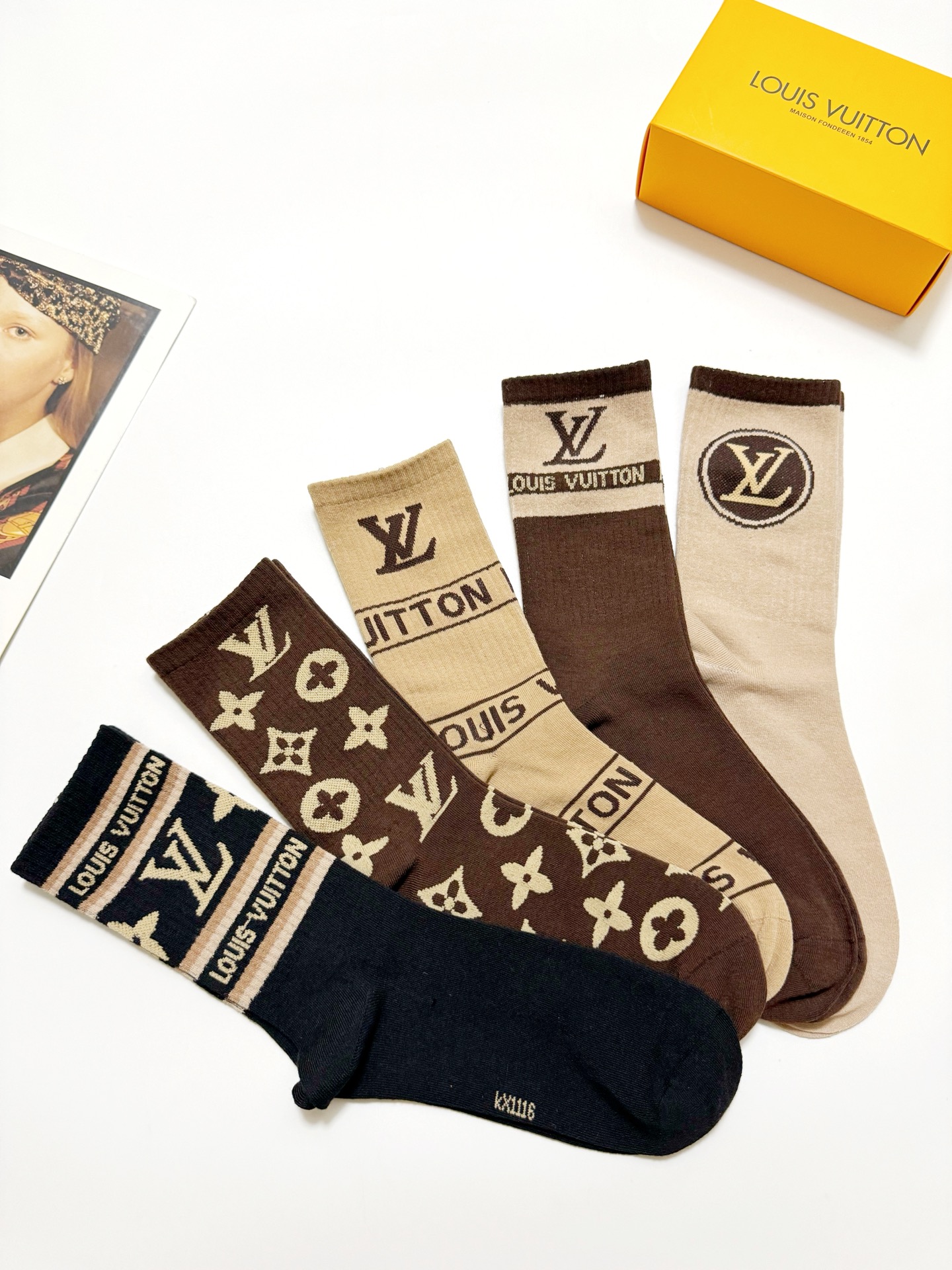 配包装🌟【一盒5 双】 🌟LV 路易威登 经典字母logo ins超火爆中筒袜，纯棉面料，潮人必备 ，经
