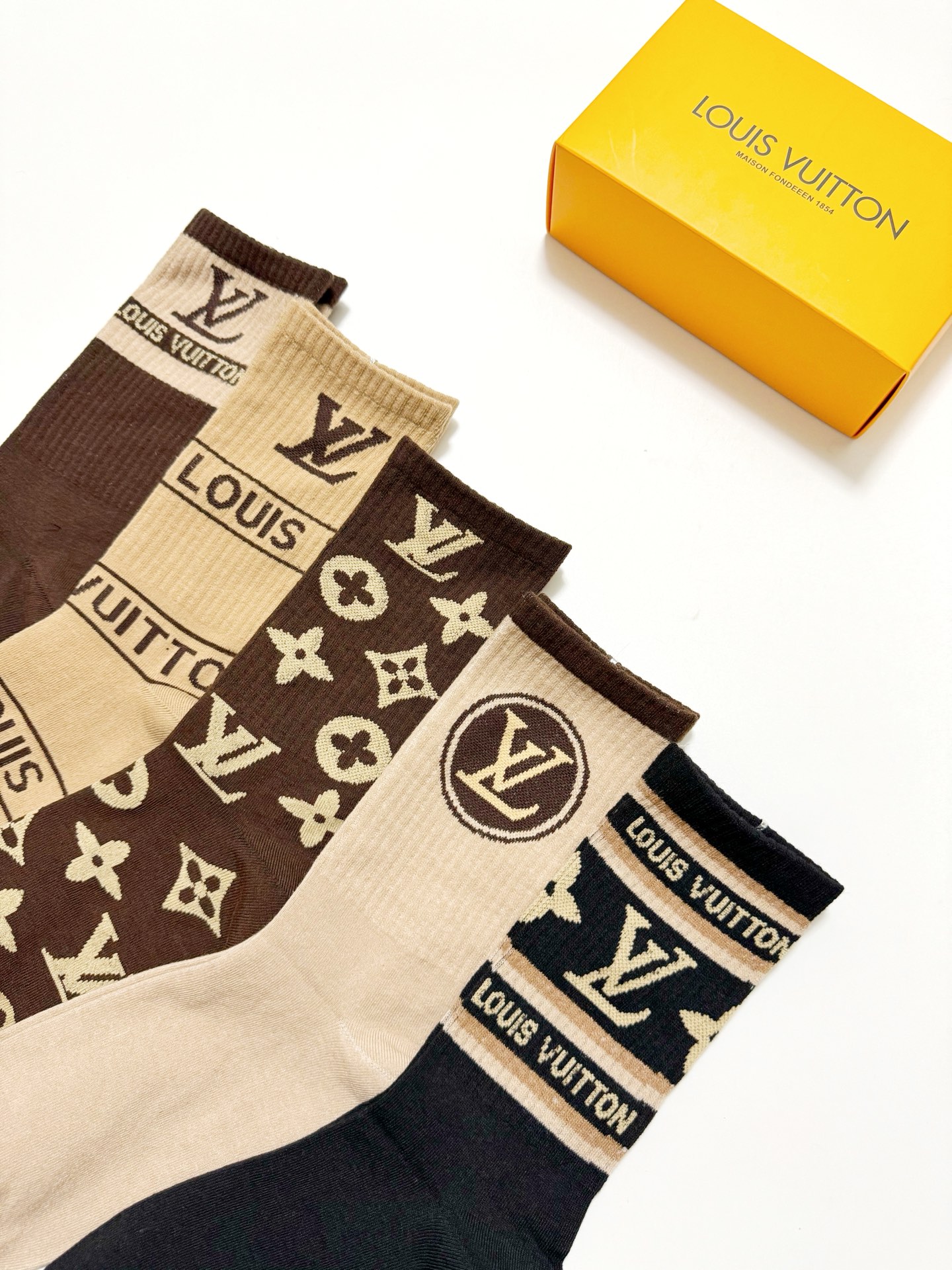 配包装🌟【一盒5 双】 🌟LV 路易威登 经典字母logo ins超火爆中筒袜，纯棉面料，潮人必备 ，经