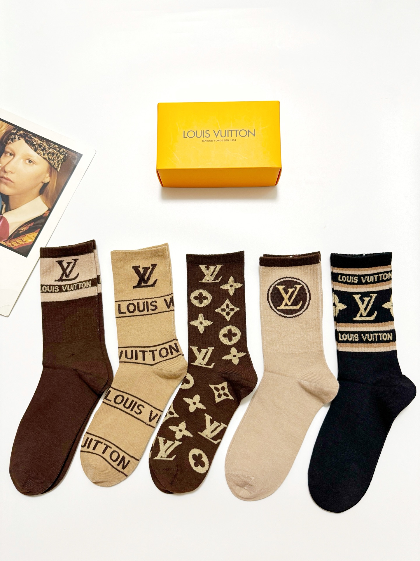 配包装🌟【一盒5 双】 🌟LV 路易威登 经典字母logo ins超火爆中筒袜，纯棉面料，潮人必备 ，经