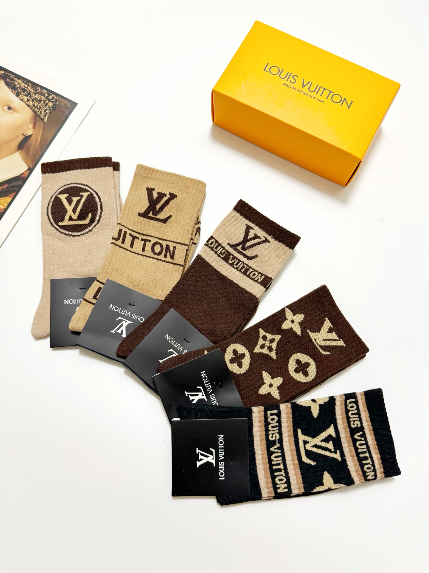 配包装🌟【一盒5 双】 🌟LV 路易威登 经典字母logo ins超火爆中筒袜，纯棉面料，潮人必备 ，经