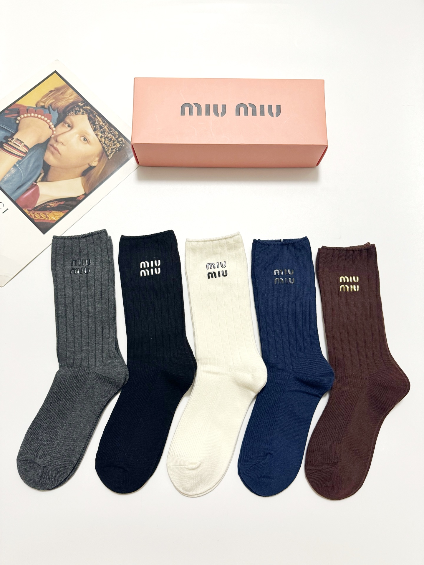 配包装🌟【一盒5 双】🌟缪缪 miumiu 经典字母 logo纯棉 中筒袜 ！超级软糯亲肤！🌟ins爆款