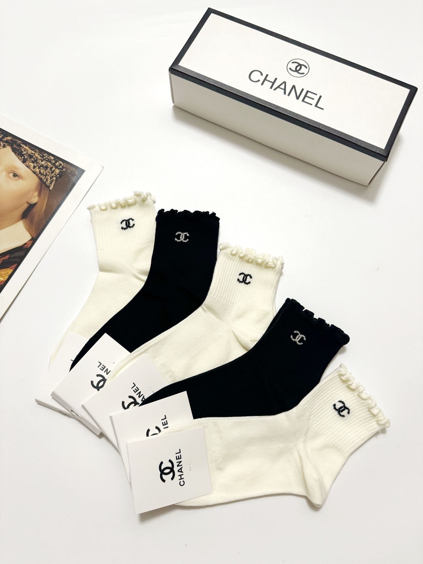 配包装🌟【一盒5 双】 🌟Chanel 香奈儿 经典字母logo 双C短筒袜 ，ins超火爆短袜，纯棉面