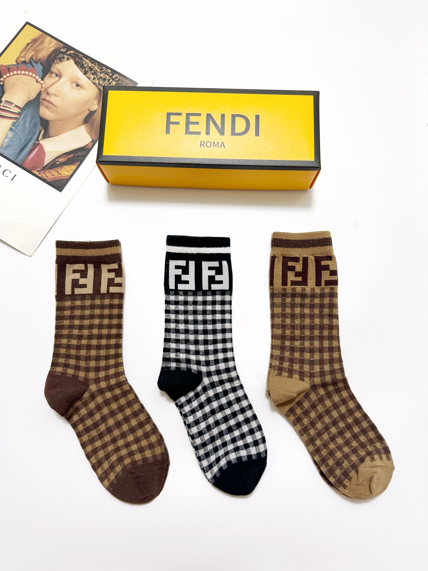 配包装🌟【一盒3 双】 🌟芬迪FENDI 经典字母logo 纯棉中筒袜 ，ins超火爆短袜，纯棉面料，男