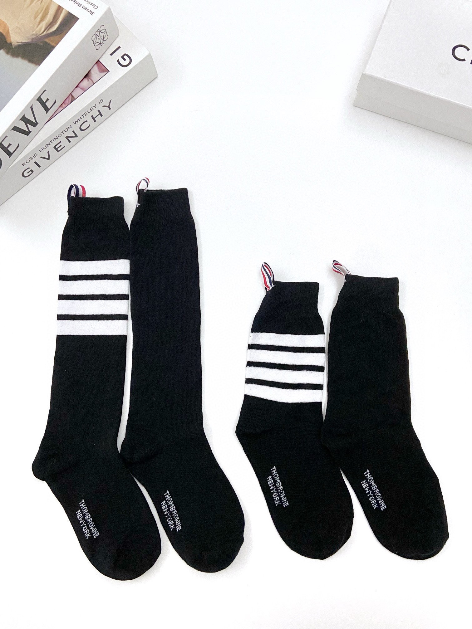配原版盒🌟【一盒2 双】🌟THOM BROWNE · 桑姆 布朗尼❗🌟超级爆款！网红小腿袜，中筒袜+长筒