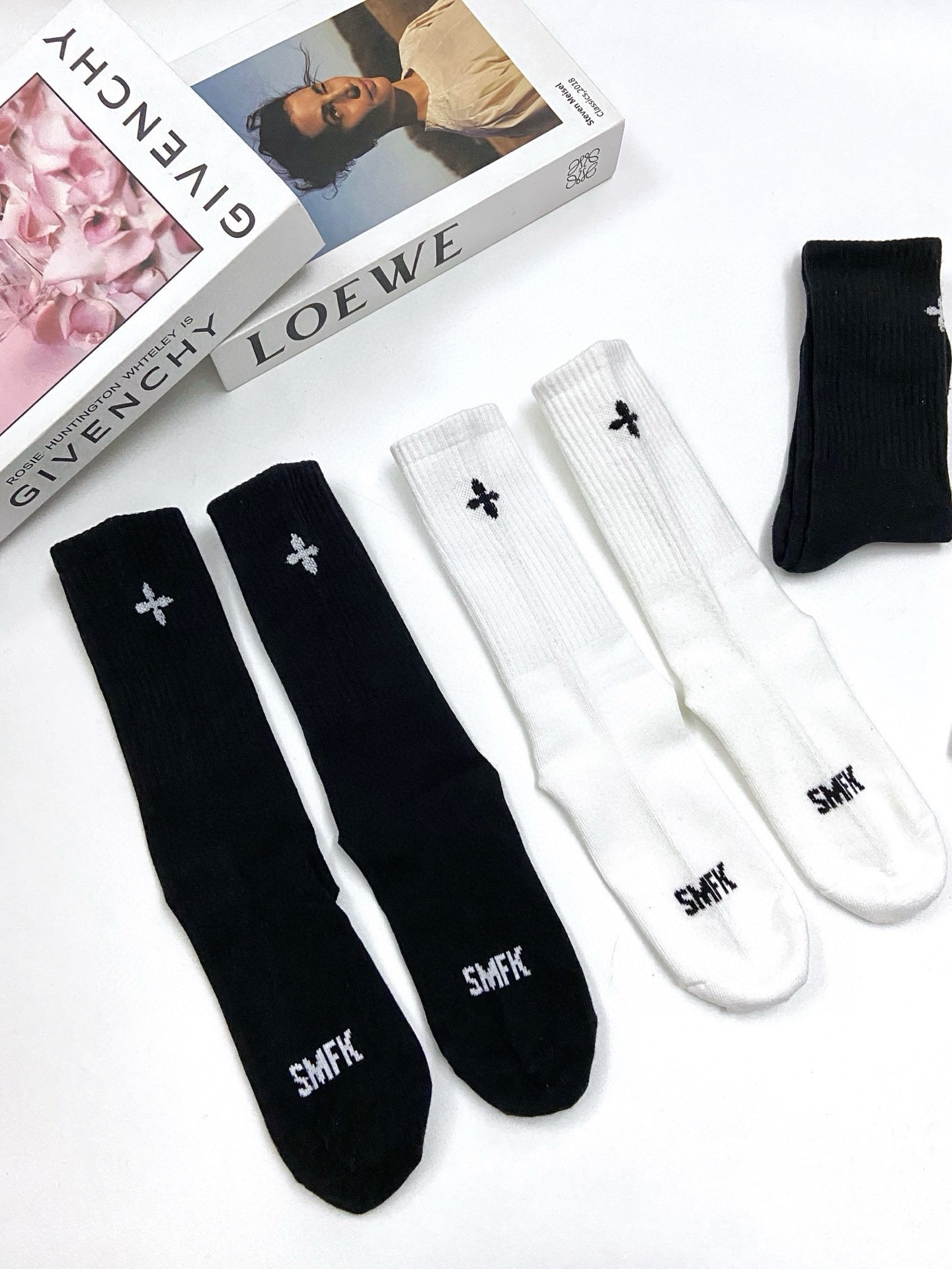 配包装🌟【一盒4 双】🌟SMFK ins爆款纯棉中筒袜🌟高版本 ～明星同款！好看到爆炸 ！🌟酷妹潮人必不