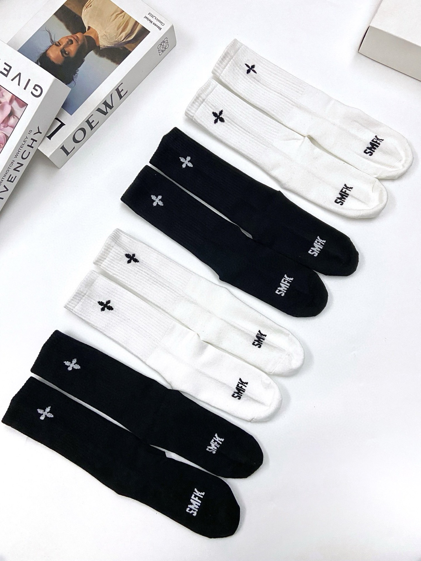 配包装🌟【一盒4 双】🌟SMFK ins爆款纯棉中筒袜🌟高版本 ～明星同款！好看到爆炸 ！🌟酷妹潮人必不
