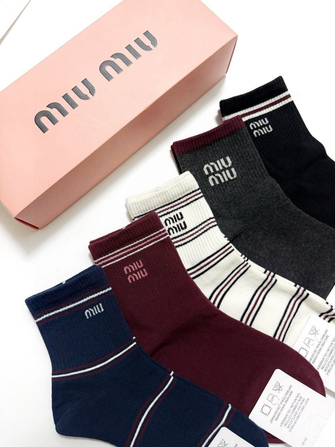 配包装🌟【一盒5 双】🌟缪缪 miumiu 经典字母 logo中筒袜 ！纯棉面料软糯亲肤！🌟ins爆款！