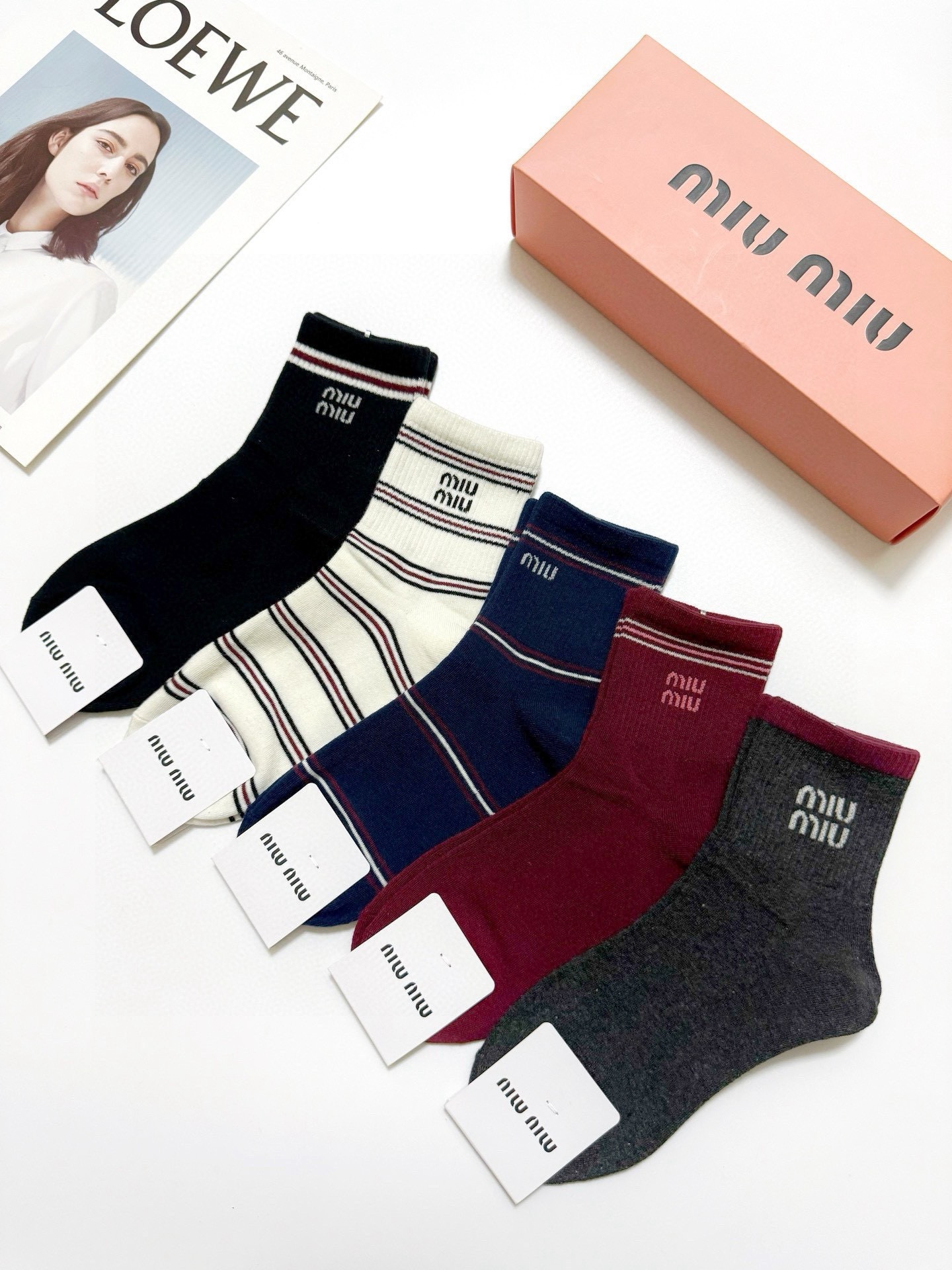 配包装🌟【一盒5 双】🌟缪缪 miumiu 经典字母 logo中筒袜 ！纯棉面料软糯亲肤！🌟ins爆款！