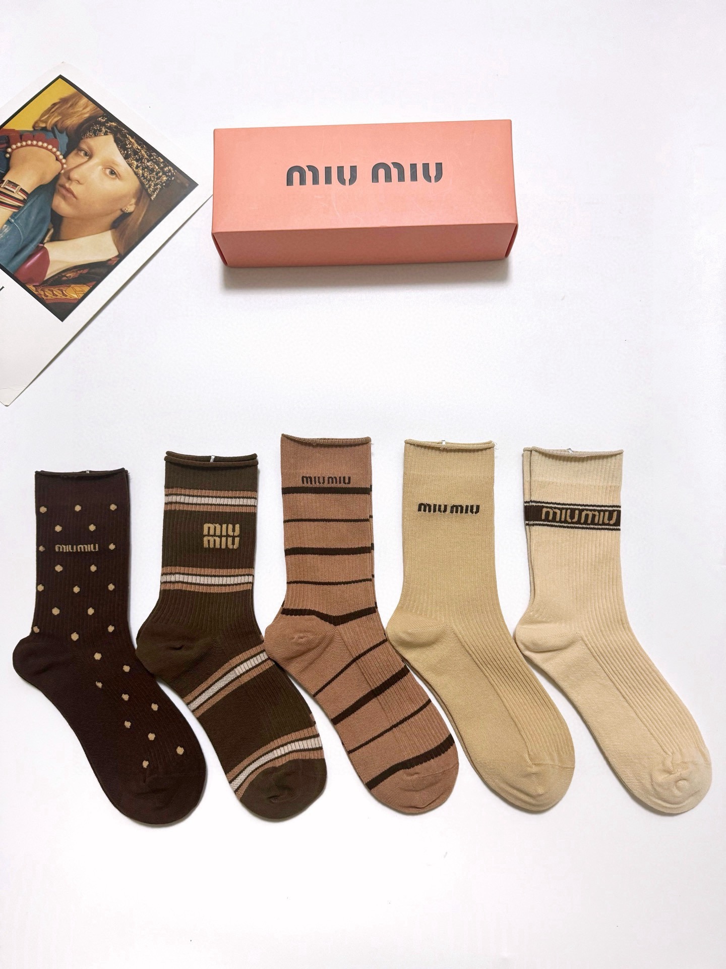配包装🌟【一盒5 双】🌟缪缪 miumiu 经典刺绣字母logo 混纺中筒袜 ，重工刺绣 工艺，ins超