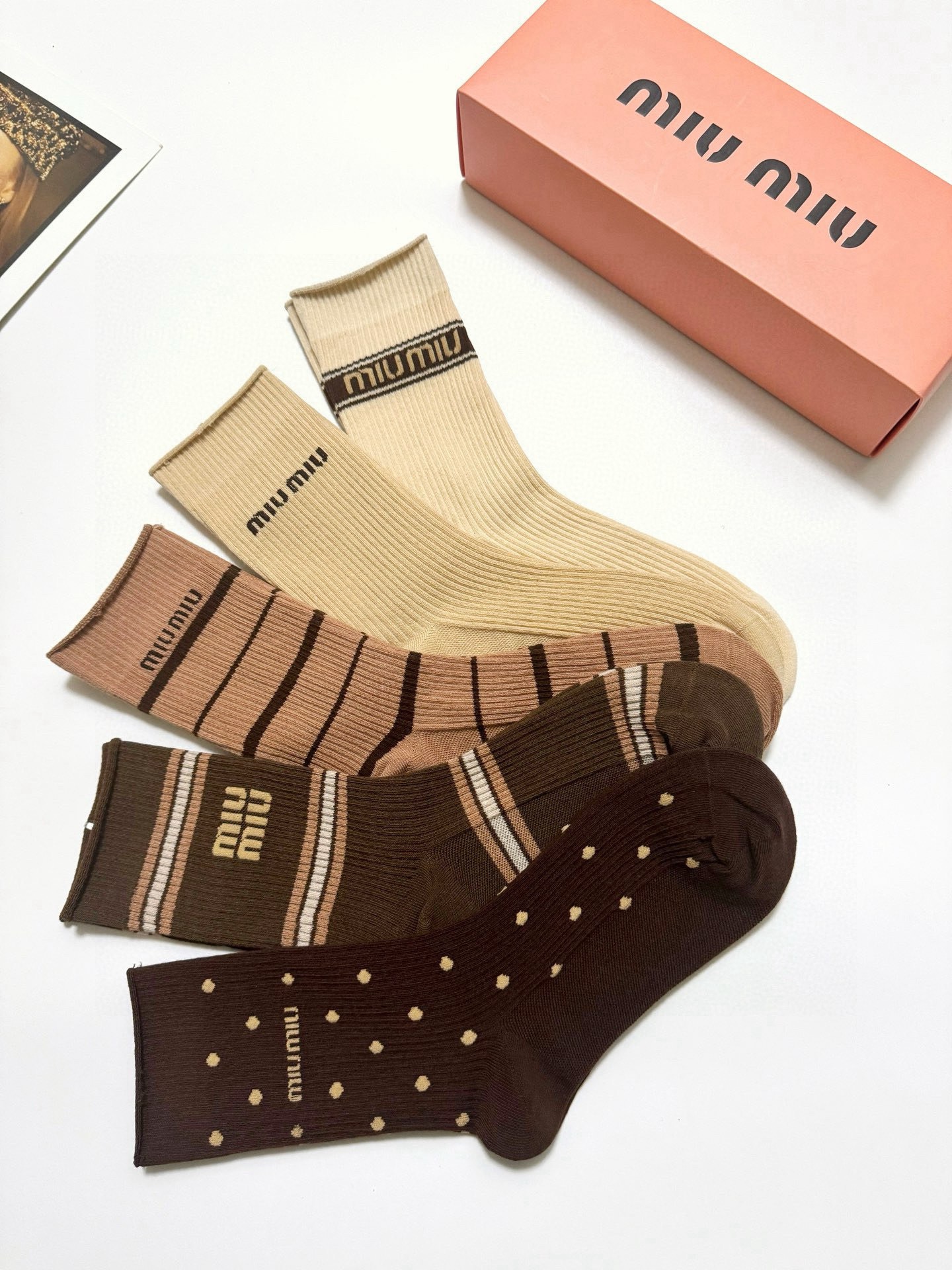 配包装🌟【一盒5 双】🌟缪缪 miumiu 经典刺绣字母logo 混纺中筒袜 ，重工刺绣 工艺，ins超