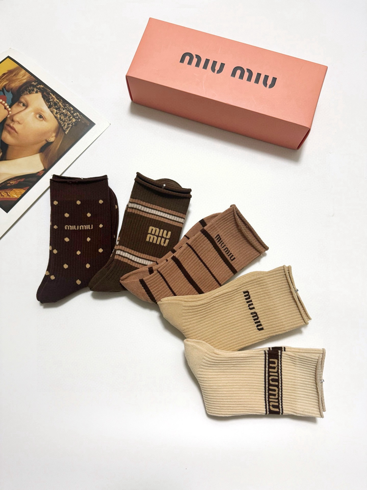 配包装🌟【一盒5 双】🌟缪缪 miumiu 经典刺绣字母logo 混纺中筒袜 ，重工刺绣 工艺，ins超