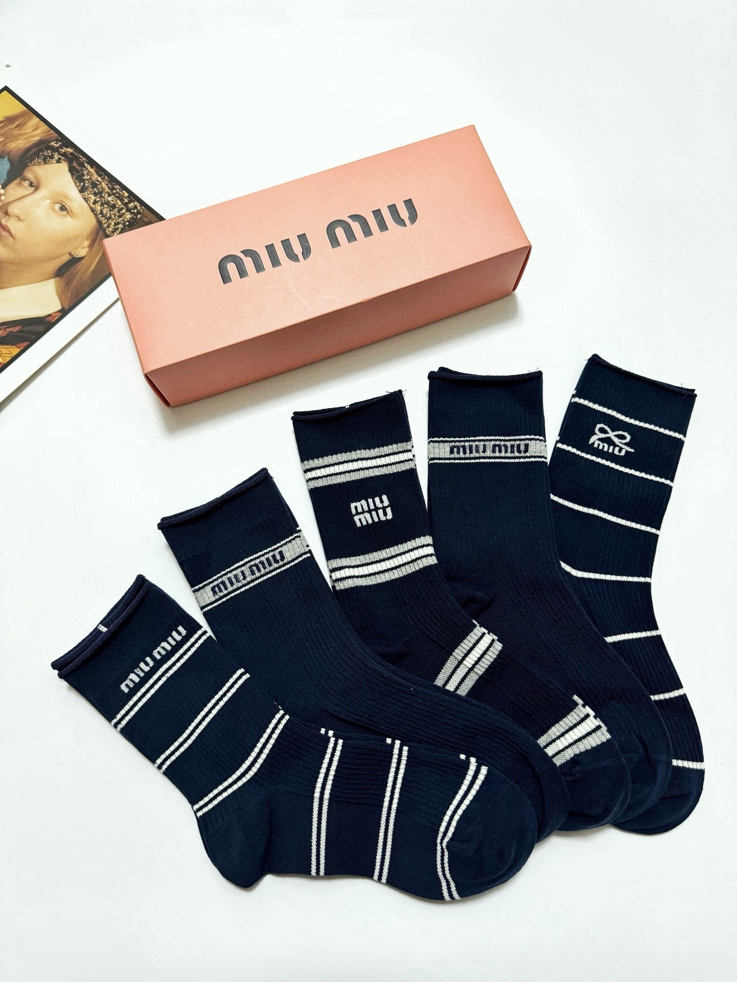 配包装🌟【一盒5 双】🌟缪缪 miumiu 经典刺绣字母logo 混纺中筒袜 ，重工刺绣 工艺，ins超