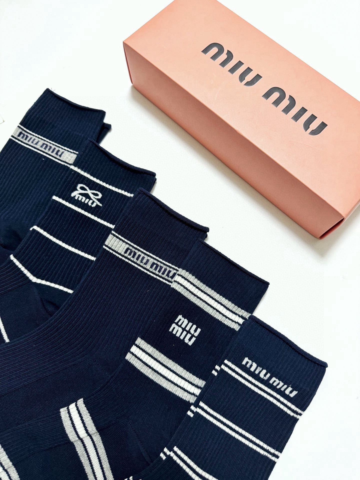 配包装🌟【一盒5 双】🌟缪缪 miumiu 经典刺绣字母logo 混纺中筒袜 ，重工刺绣 工艺，ins超